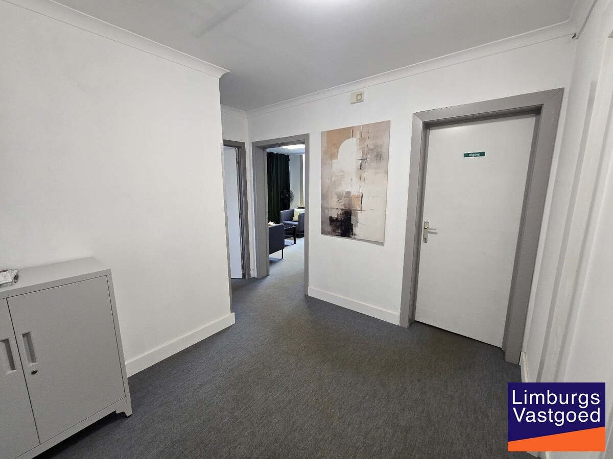 Gelijkvloerse kantoorruimte 108 m² met privé parkeerplaatsen 