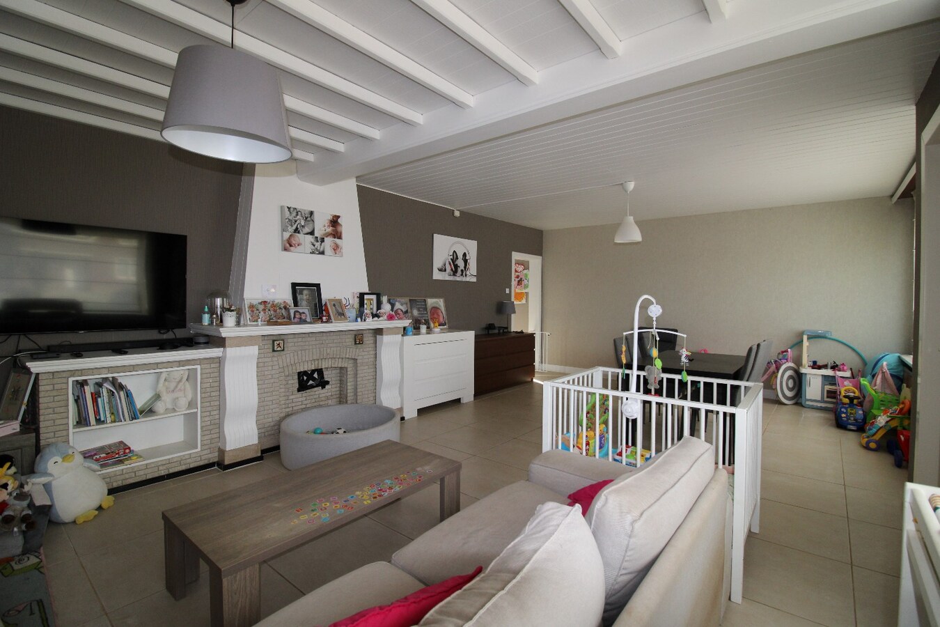 Gerenoveerde open bebouwing met gezellige tuin en garage 