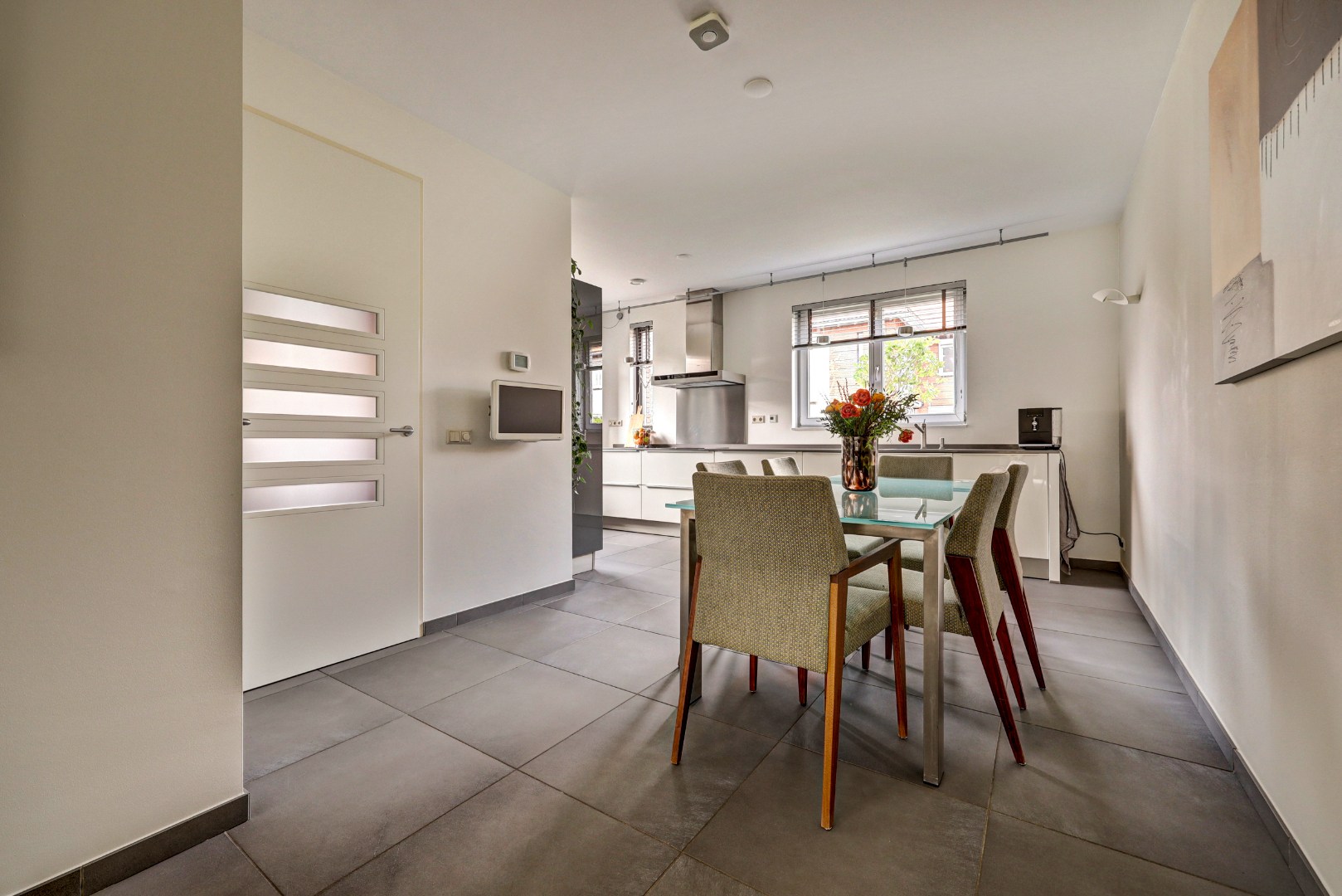 Luxe en royale 5-kamer 2-onder-1-kap woning met garage, eigen parkeerplaats, sauna én zonnige tuin op het zuiden en gelegen in een rustige straat! 