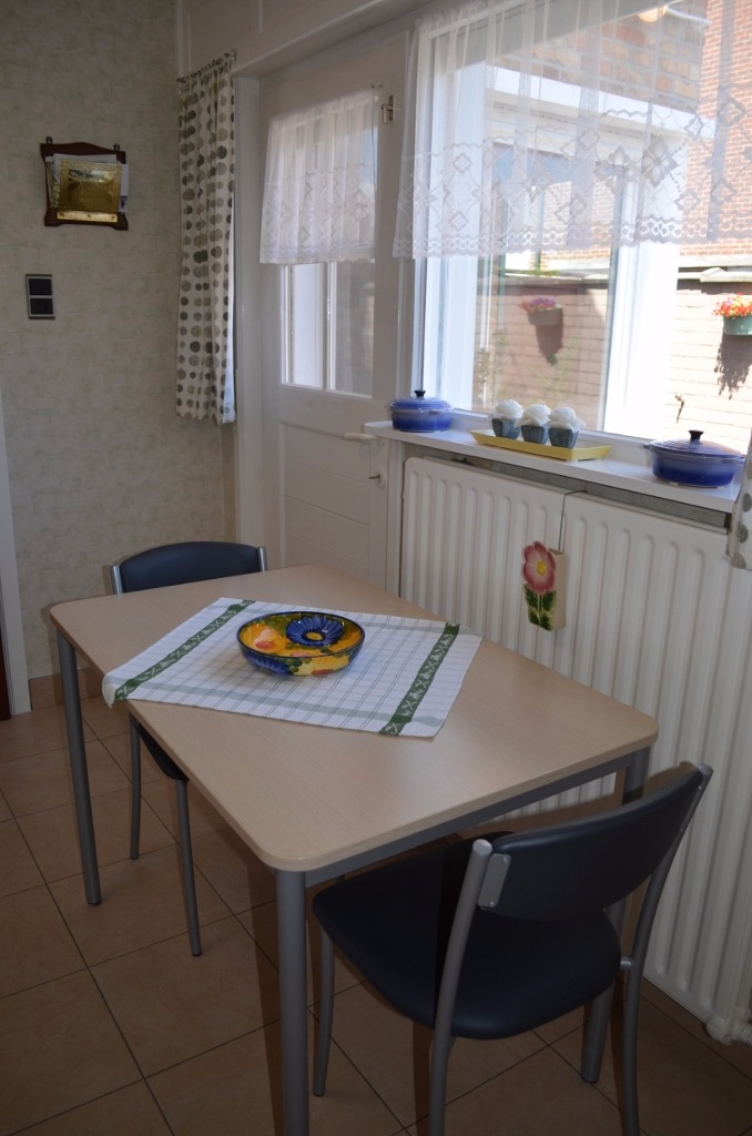 Lichtjes op te frissen woning met garage en tuin te centrum Maldegem 