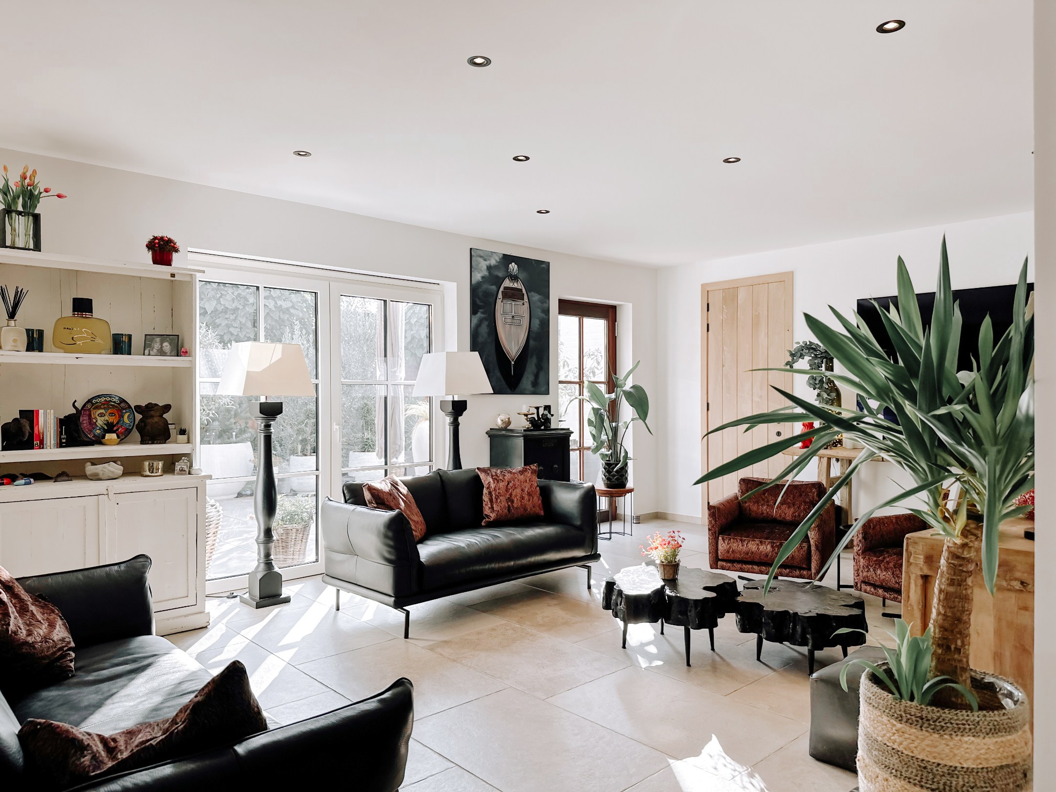 La villa récente de 2023 est située sur un terrain de 900 m², dans un havre de paix et de tranquillité. 