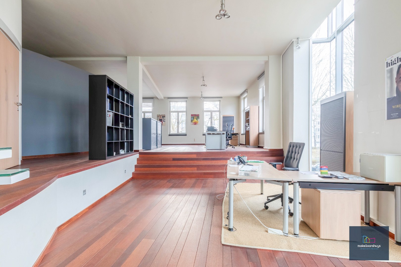 Luxueuze kantoorloft met inpandige staanplaats  en kelderberging  te Coupure Rechts. 