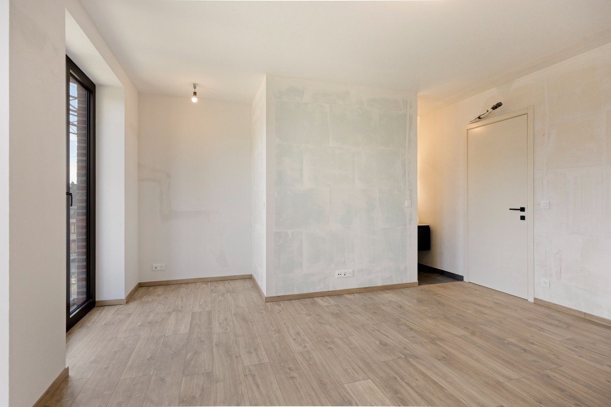 Instapklare woning met zeer goede afwerking, 3 slaapkamers, 3 badkamers, tuin, terras en autostaanplaats in het centrum van Tienen – EPC 27 kWh/m² - bewoonbare opp. 172 m² 