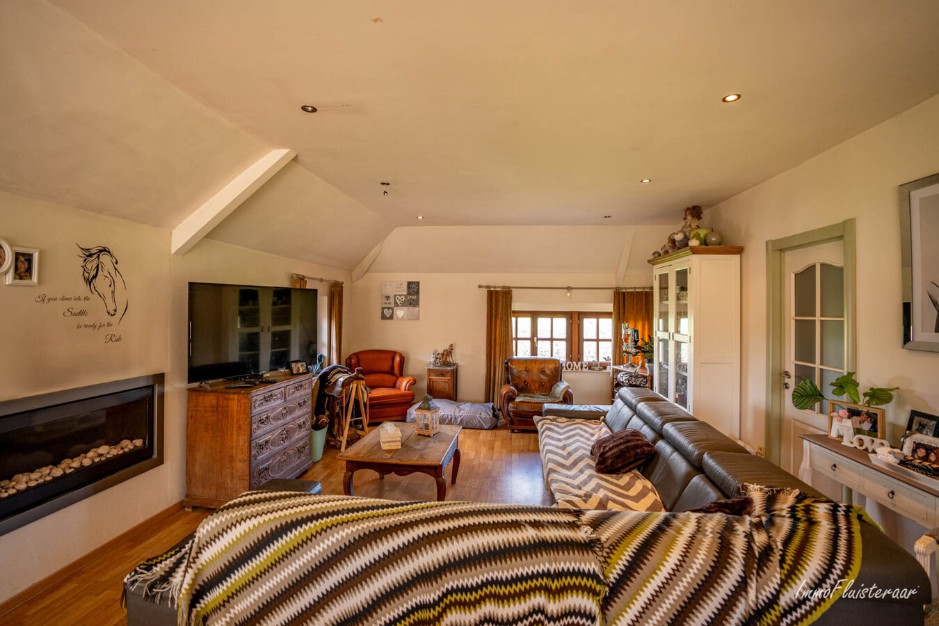 Magnifique complexe équestre avec maison d'entreprise, environ 33 écuries et une piste intérieure sur plus de 5,6 hectares à Bever (Brabant flamand). 