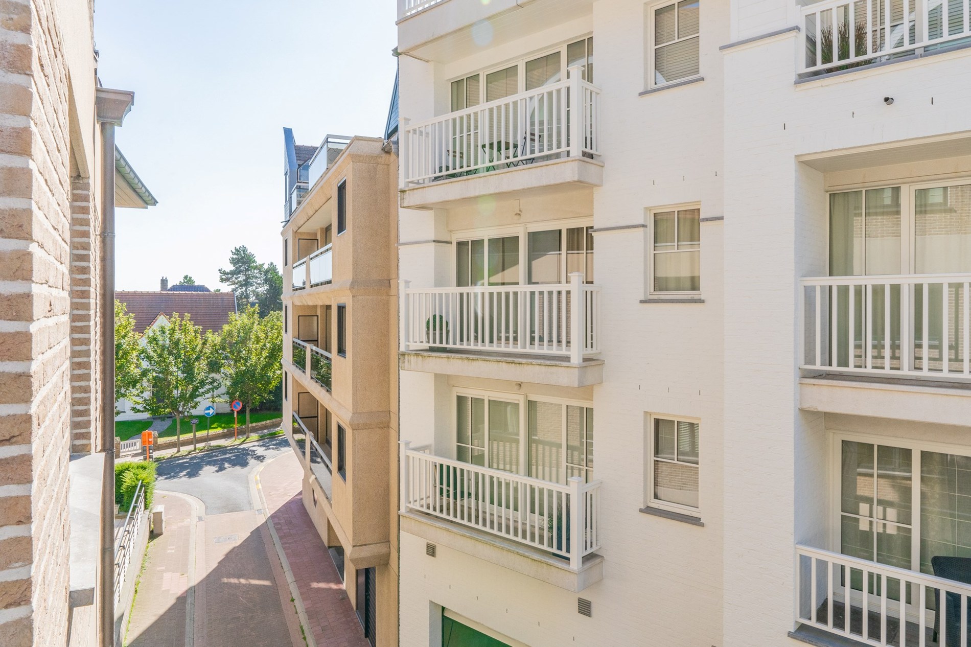 Prachtig gerenoveerd 1 slaapkamer appartement centraal gelegen in een rustige zijstraat van de Zoutelaan te Knokke. 