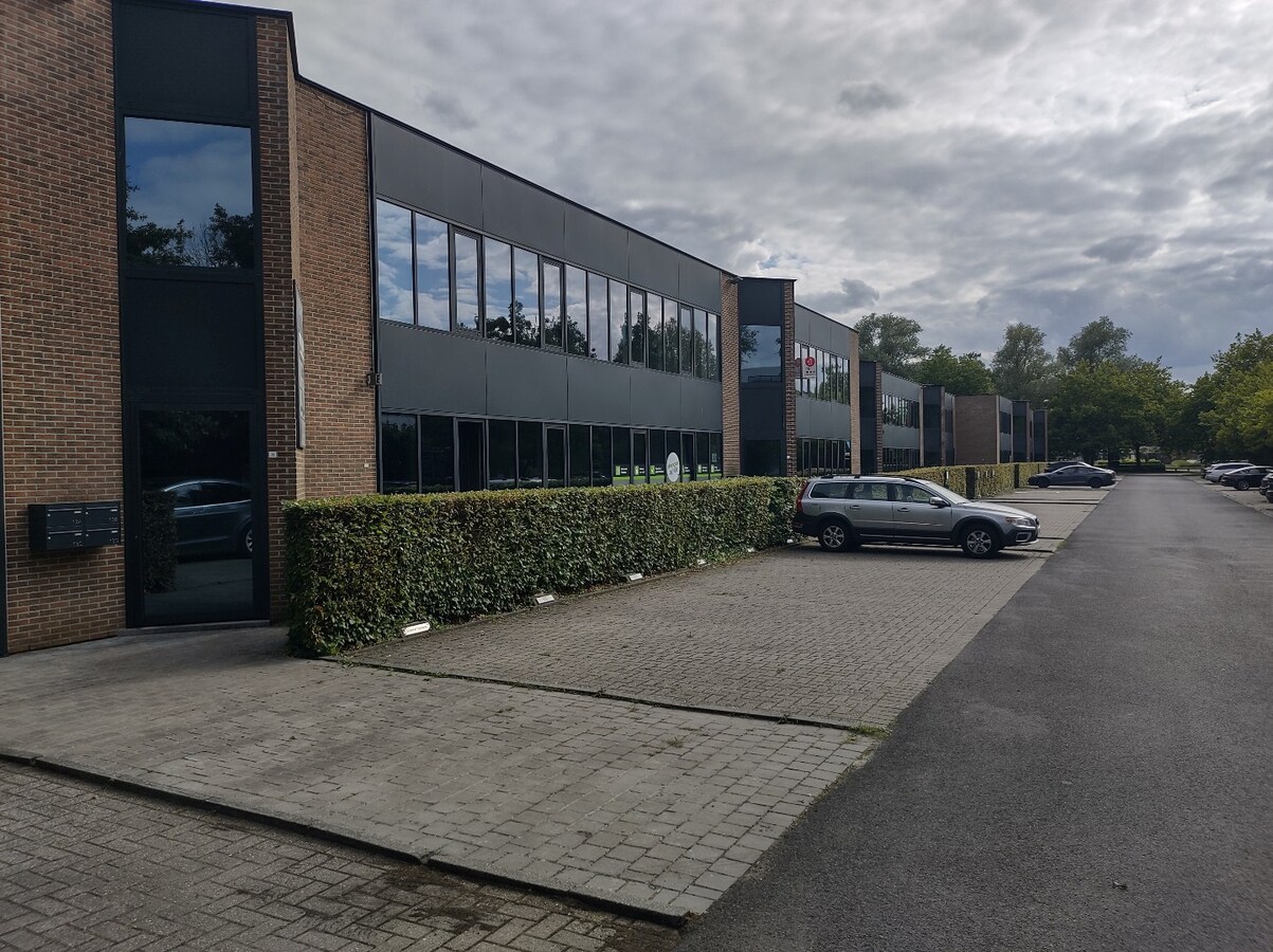 Uniek, functioneel en onmiddellijk instapklaar kantoor op toplocatie in President Kennedypark te Kortrijk 