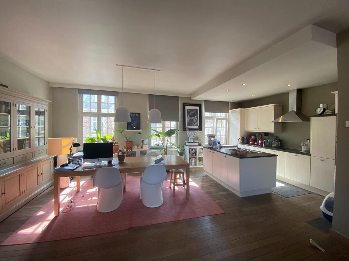 Uitstekend gelegen, duplex-appartement met 3 slaapkamers en garage 