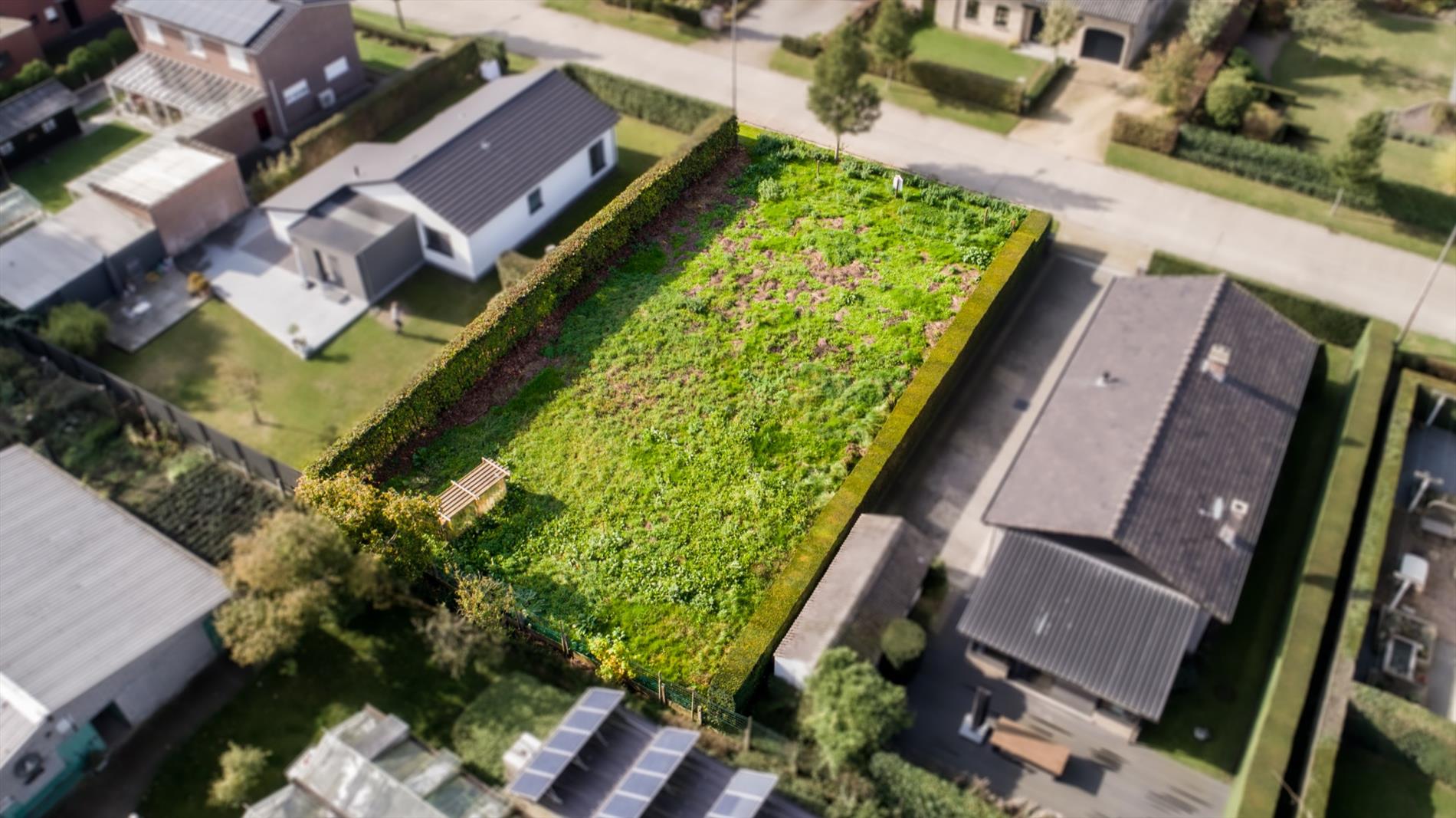 Oostelijk georiënteerd lot bouwgrond 598m² voor open bebouwing rustig gelegen te Adegem 