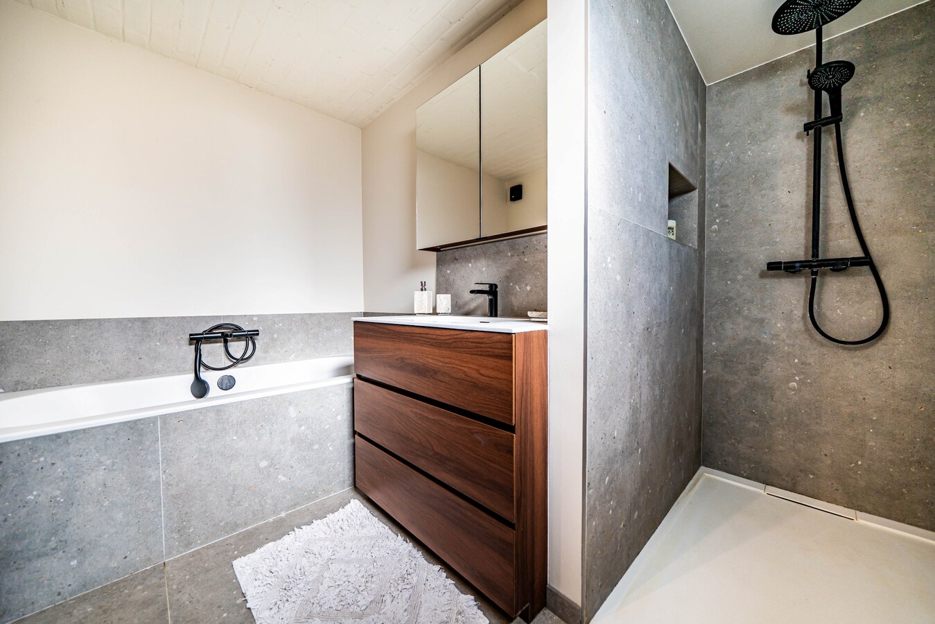 Gezinswoning met ruime opslagplaats en carport in het centrum van Ouwegem 