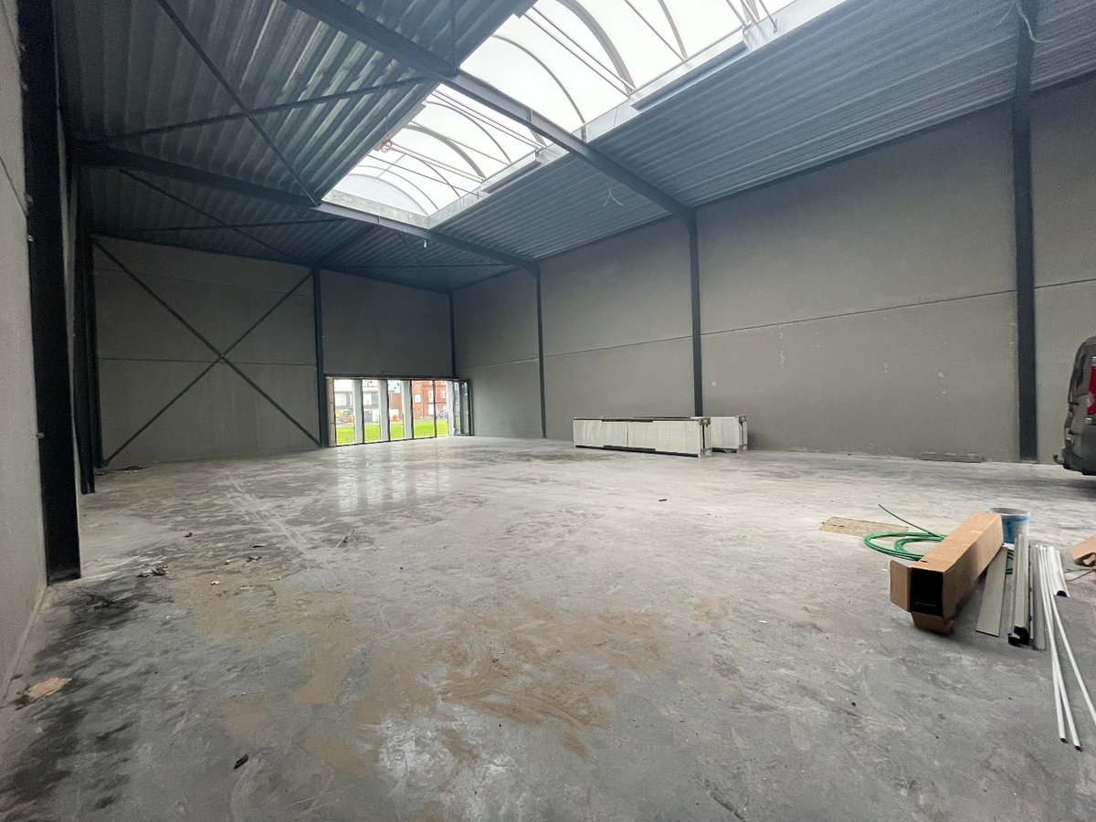 Ruime nieuwbouw KMO-unit van 256 m² te Lendelede 