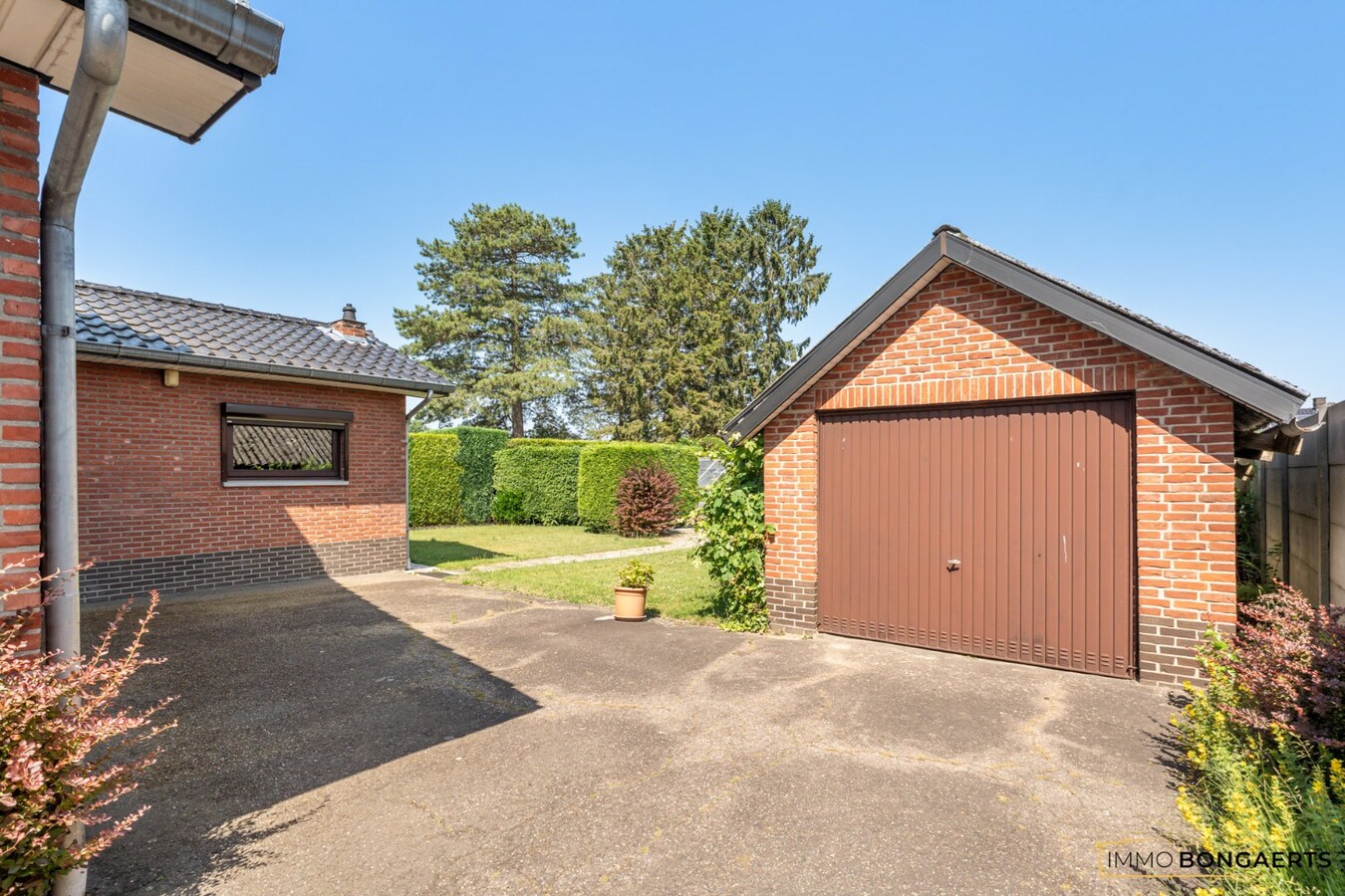 Rustig gelegen bungalow op een mooi perceel van 9 are 