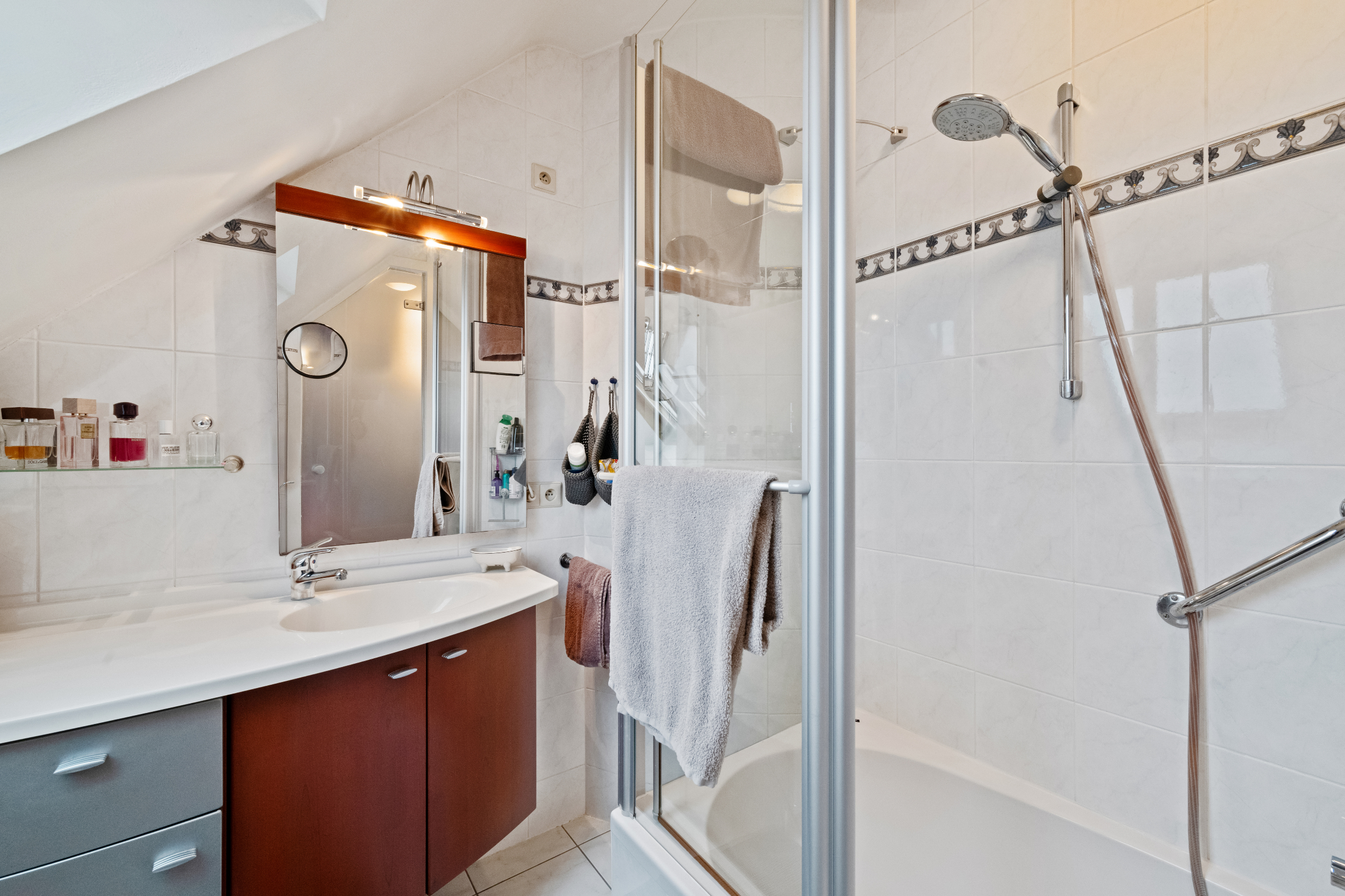 Voici la traduction en français :Grand appartement en duplex avec 2 chambres, 2 salles de bains et terrasses ensoleillées, près de la digue de Heist (possibilité d'offre d'un garage intégré). 