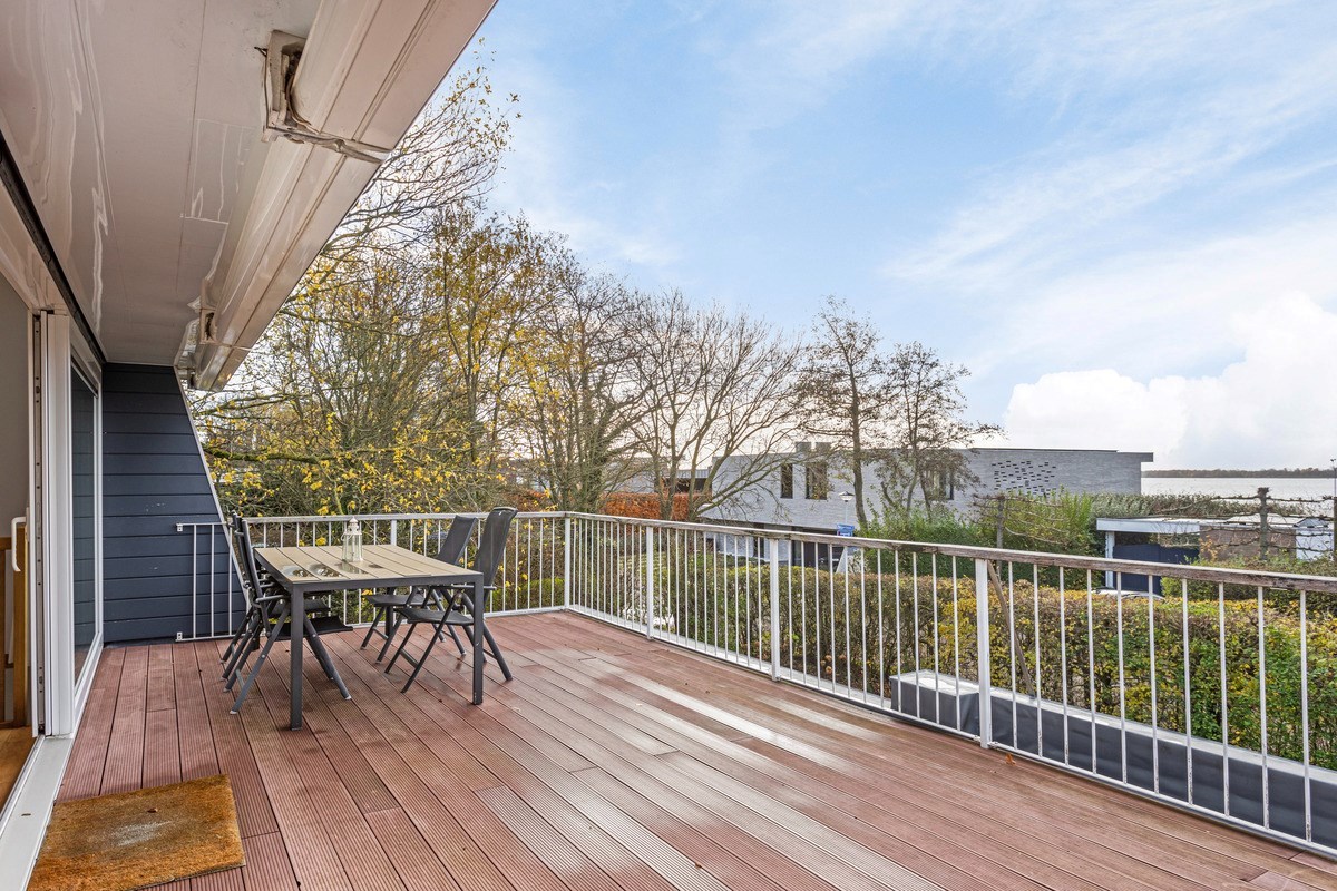 T.A. Makelaardij biedt aan: moderne architectonische vrijstaande villa met extra brede vrijstaande garage en royale private tuin rondom. 