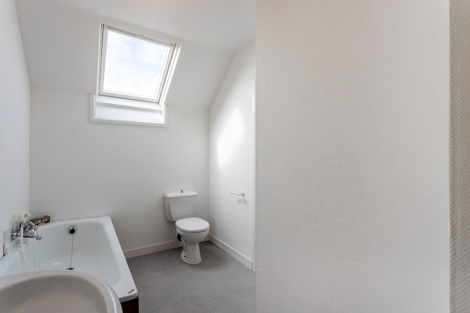 Handelshuis met woongedeelte, garage en tuin 