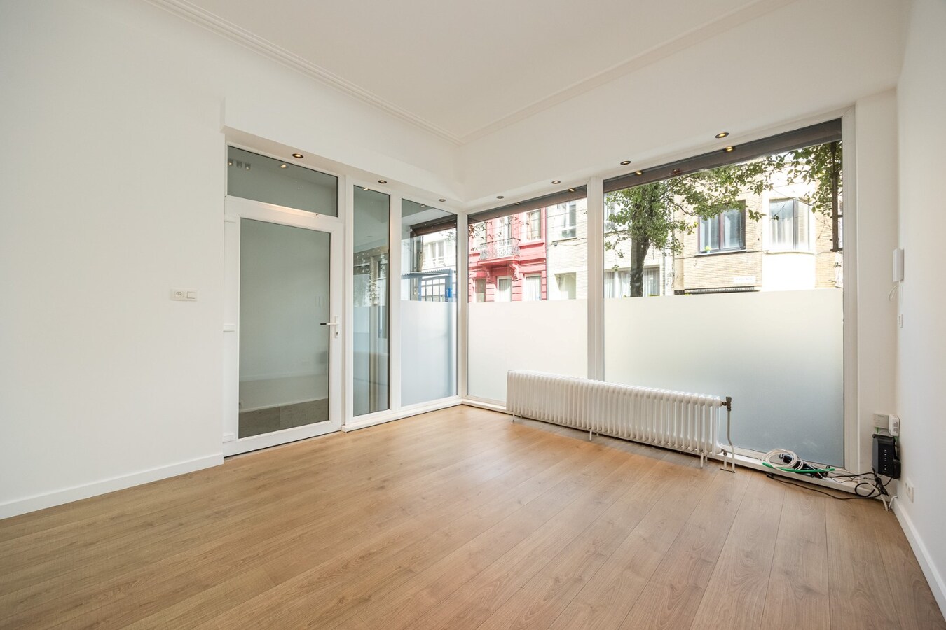 Gelijkvloerse handelsruimte met woonst en tuin te Antwerpen! 