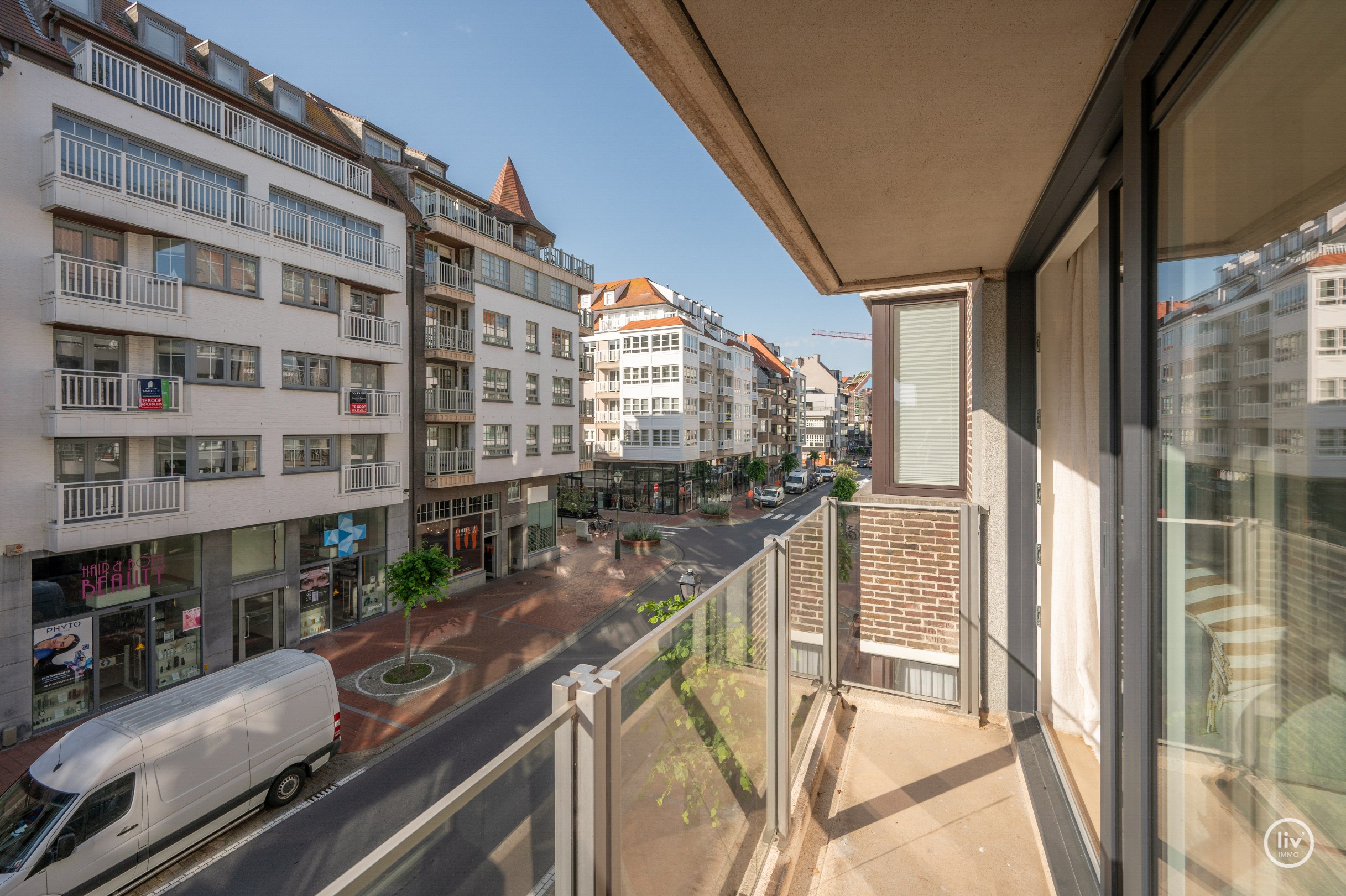Luxueus gerenoveerd tweeslaapkamerappartement op toplocatie te Dumortierlaan. 