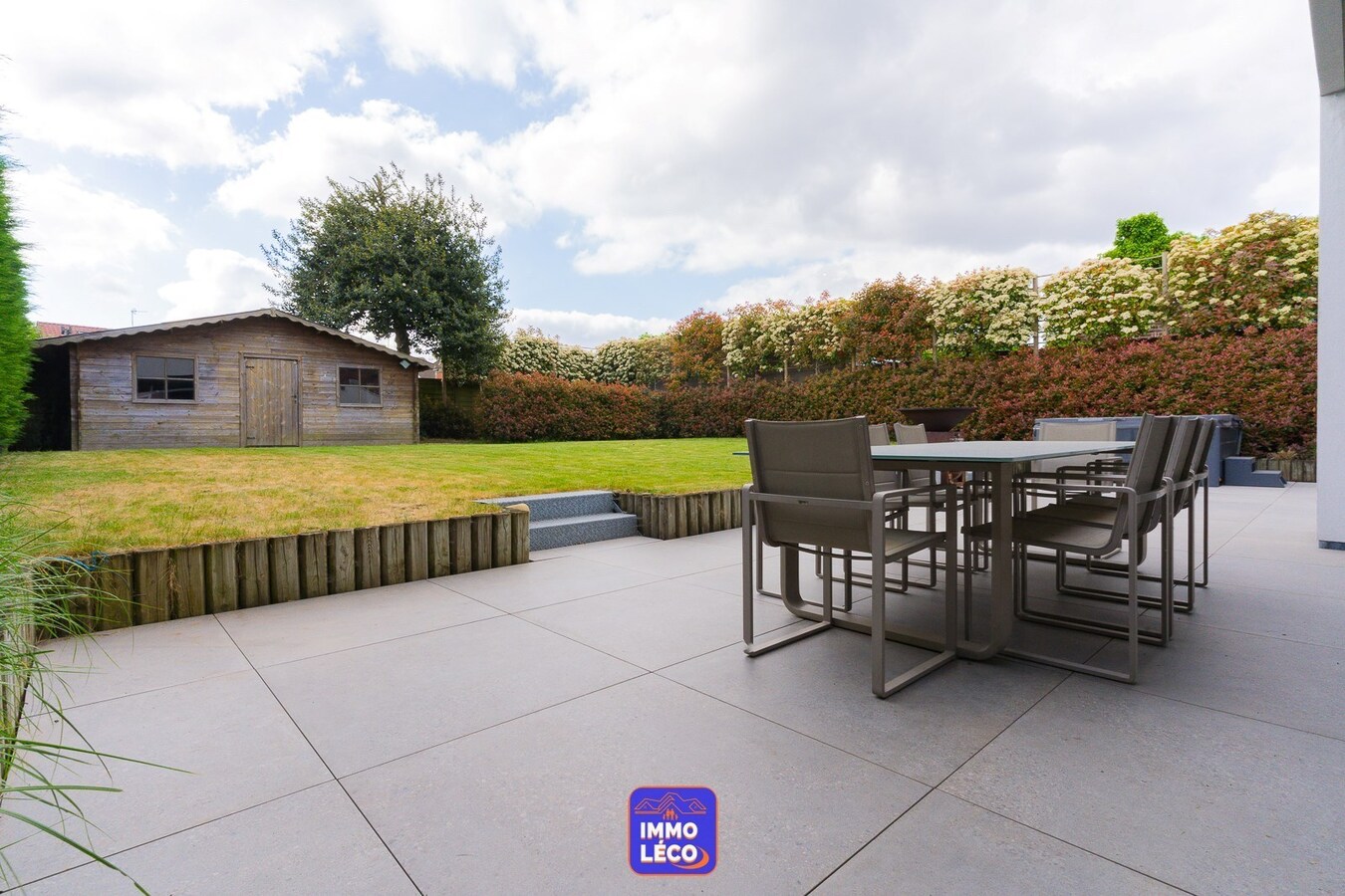 Maison moderne (surface habitable de 486m²), double garage et jardin, en plein centre-ville ! COUP DE COEUR ! 