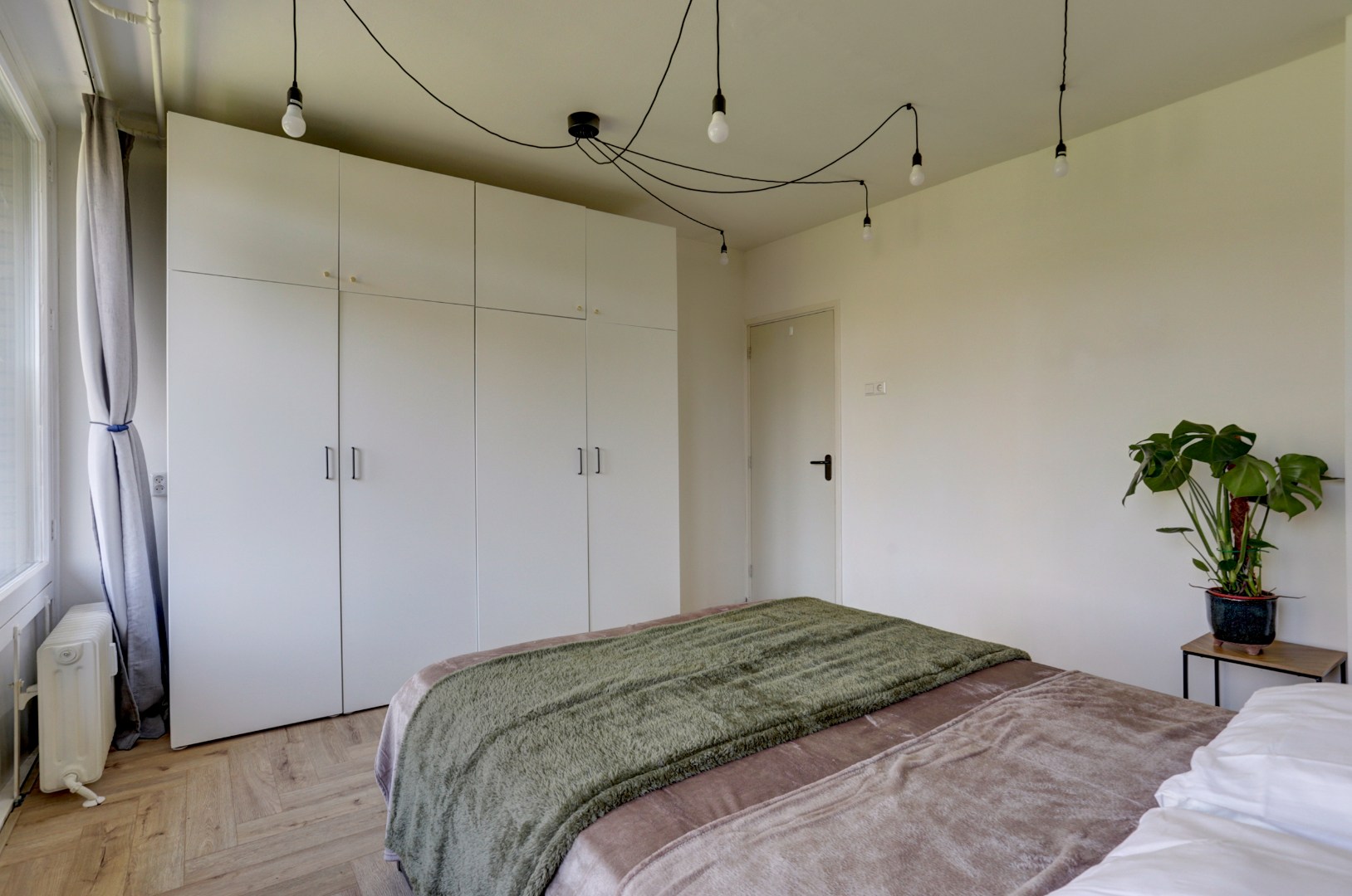 Instapklaar 3- (voorheen 4) kamer appartement op de 2e etage met moderne keuken met kookeiland, 2 balkons, 2 riante slaapkamers, moderne badkamer en gelegen op eigen grond! 