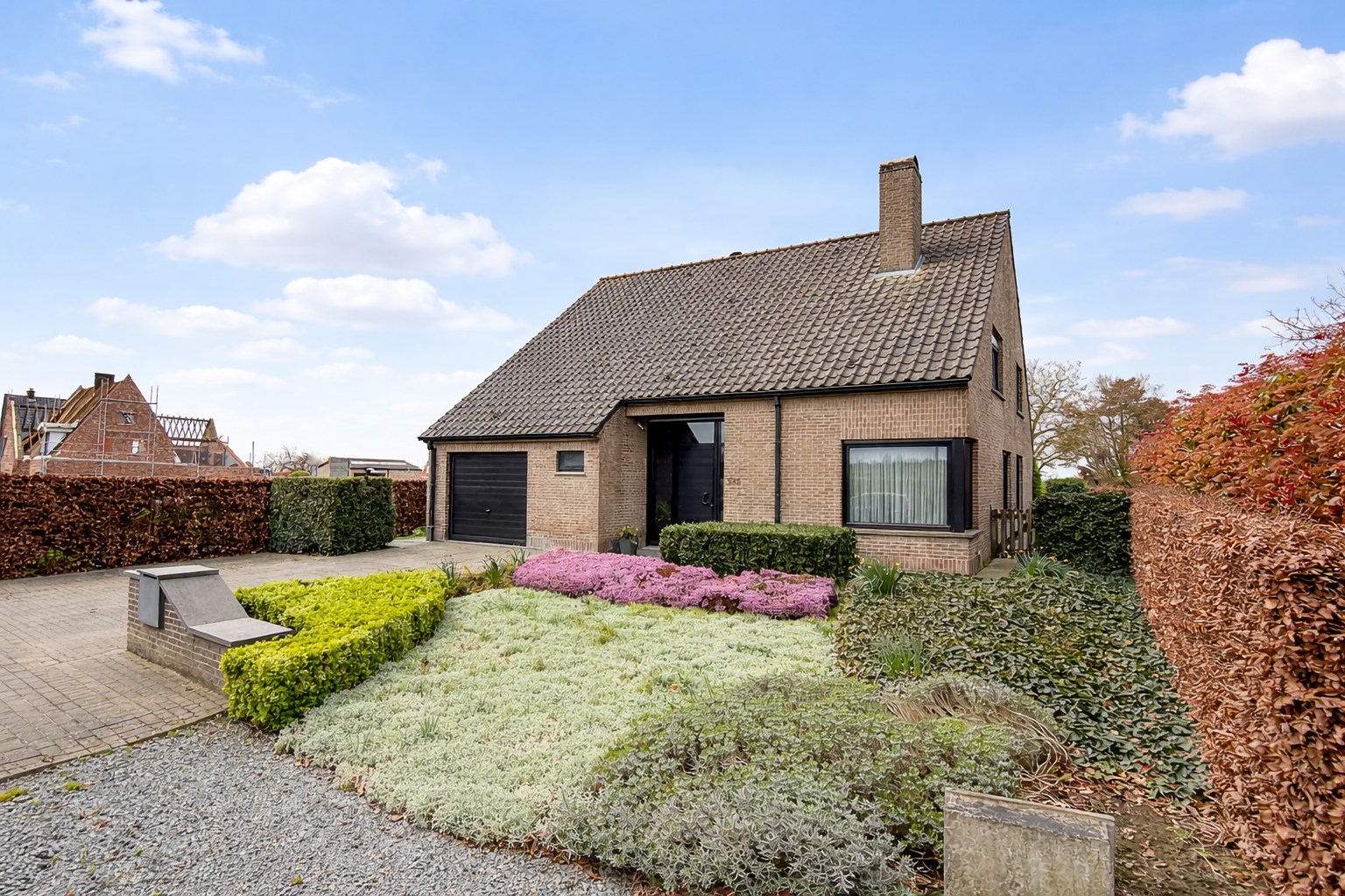 Villa op groot perceel met open zicht: 4 slaapkamers, 2 badkamers, grote tuin, topper te Torhout! 