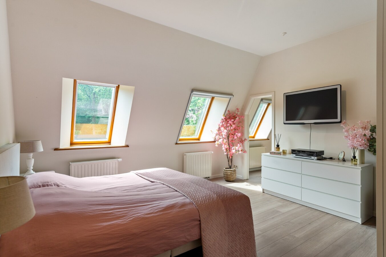 Exclusief eigendom met twee volwaardige, zelfstandige villa-woningen, een conciërgeverblijf en luxueuze paardenfaciliteiten op ruim 2 ha te Brasschaat 