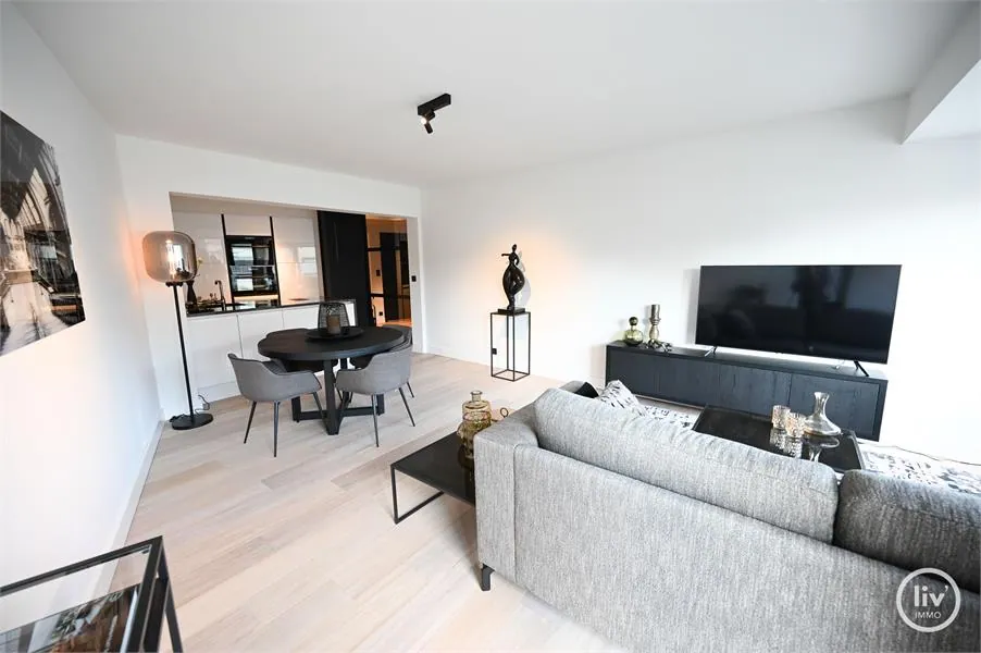 Lichtrijk gerenoveerd 2-slaapkamer appartement op de Dumortierlaan nabij het driekhoeksplein met zuidgericht terras.