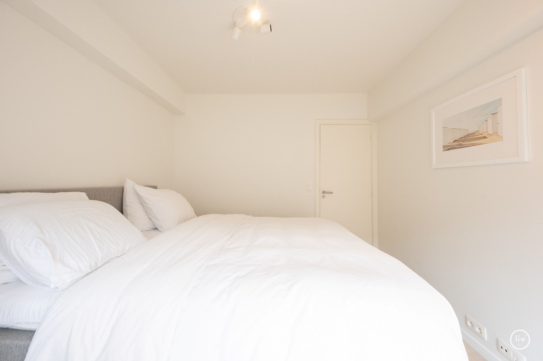 Mooi gerenoveerd appartement met 3 slaapkamers gelegen vlakbij de Kustlaan te Knokke. 