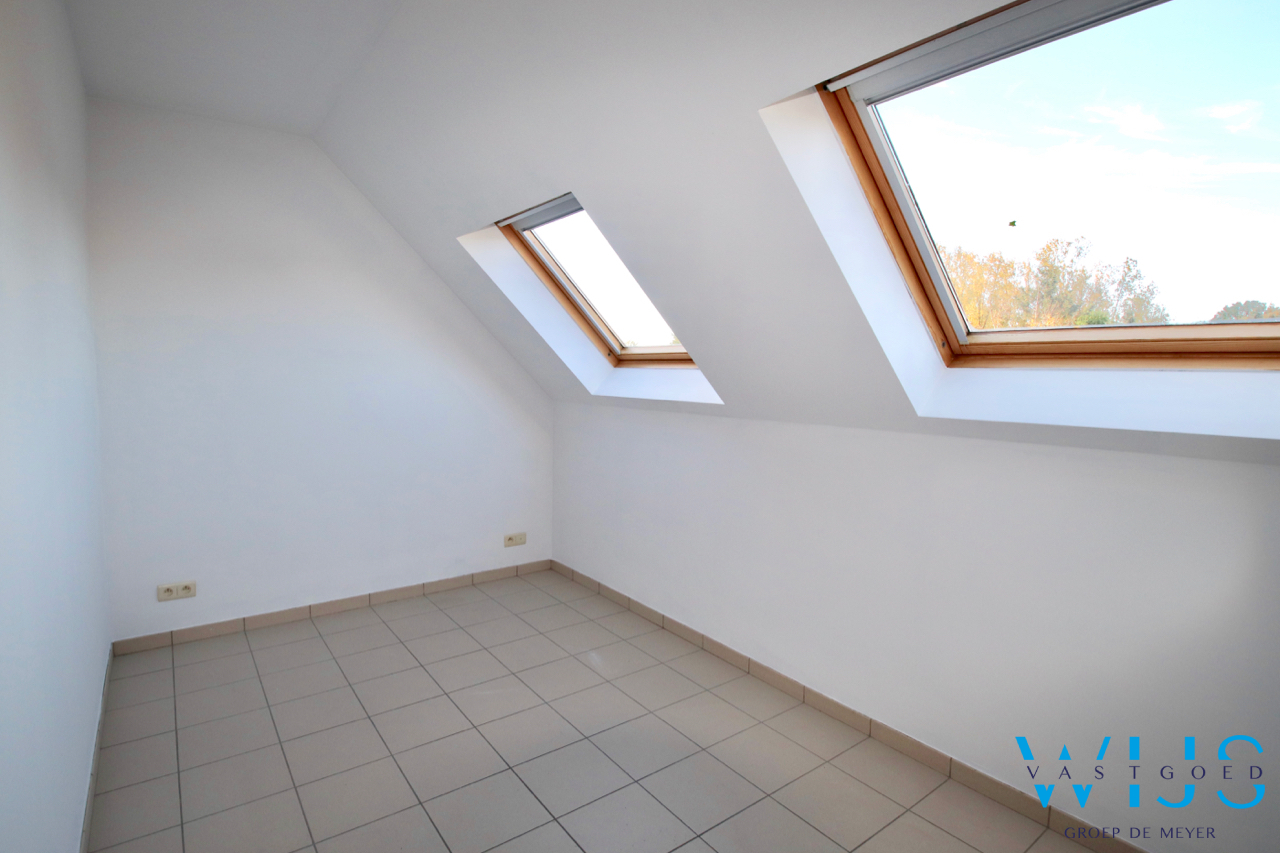 Instapklaar 2 slaapkamer appartement met terras &amp; garage ! 