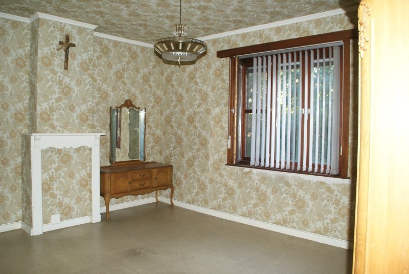 Centraal gelegen rijwoning stapvoets van het station te Roeselare 