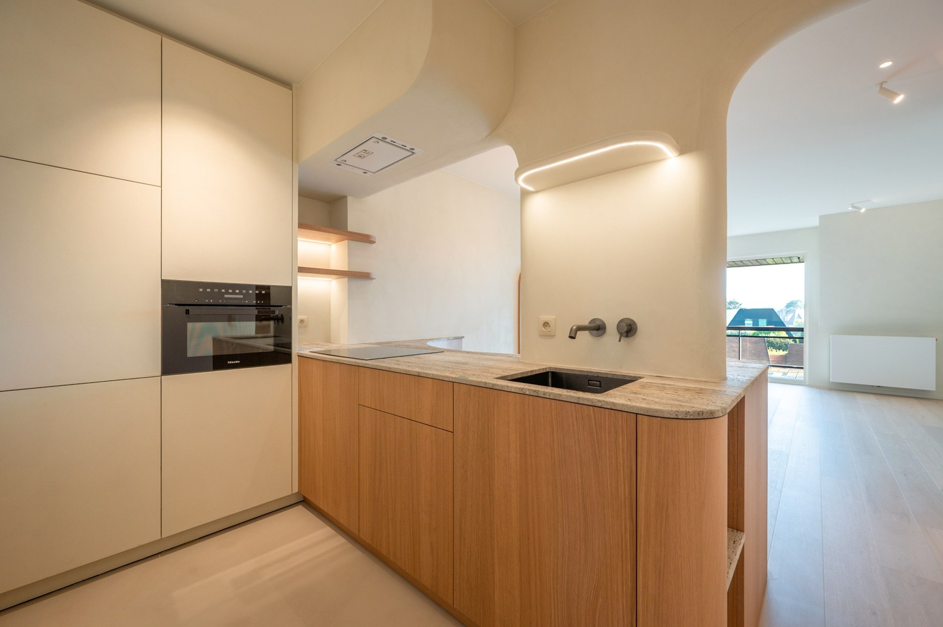 Klassevol appartement gelegen in een charmante villaresidentie in het Zoute. 