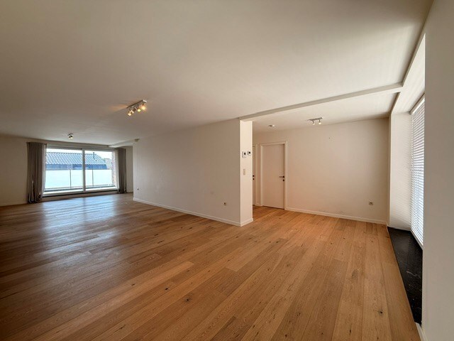 Luxe duplexappartement te huur in het hart van Maaseik, met lift, 2 slaapkamers en 2 terrassen. 