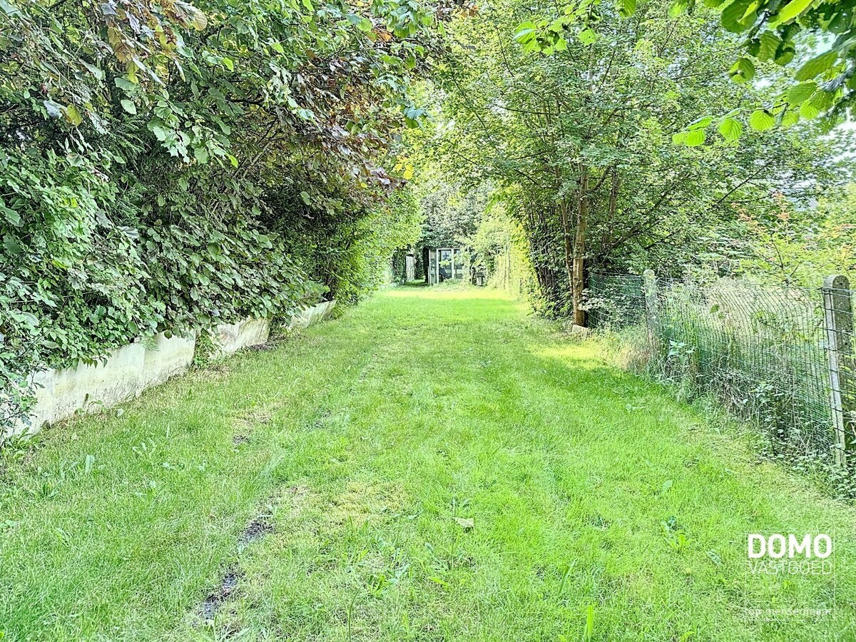 Te renoveren rijwoning met tuin en 3 slaapkamers in Hasselt. 