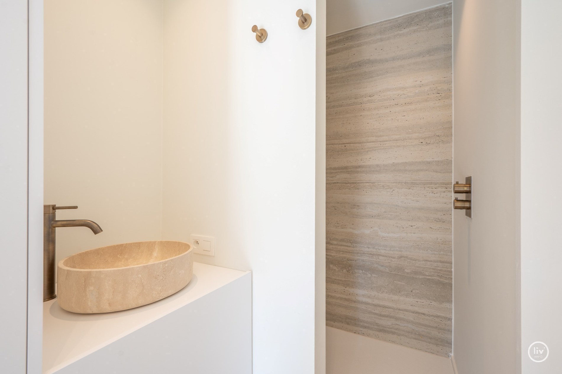 Appartement entièrement rénové avec terrasse situé sur l'avenue Lippens, près de la place Van Bunnen. 