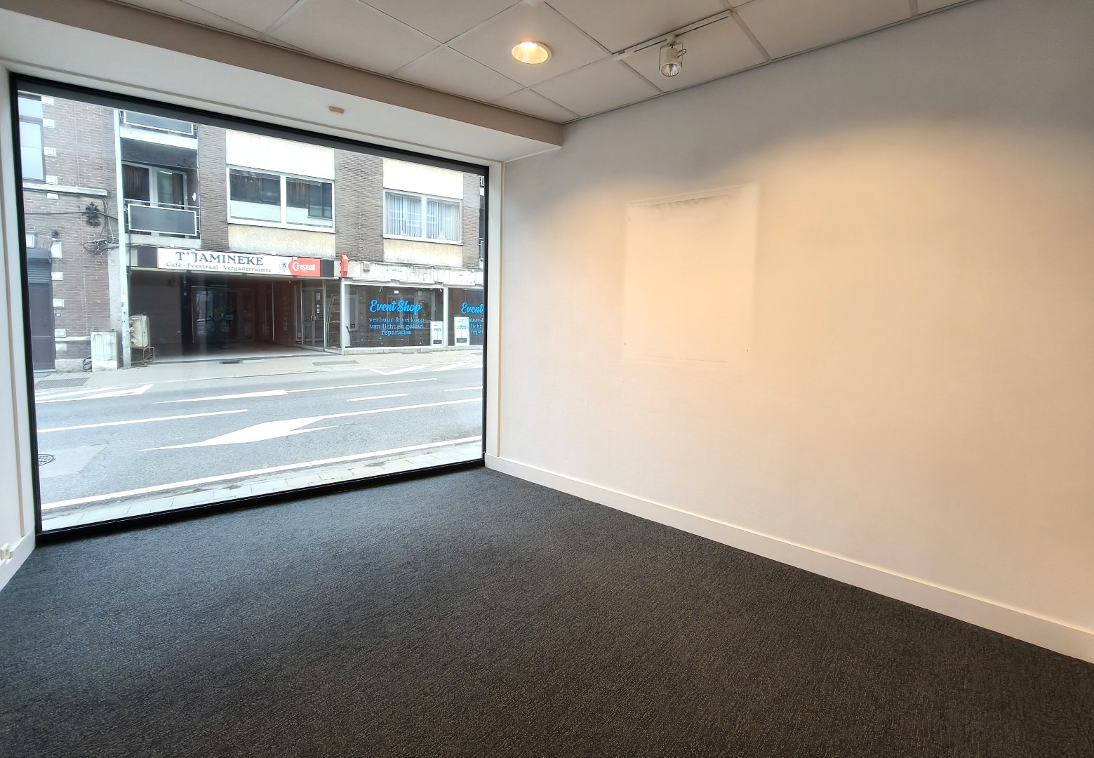 UITSTEKEND GELEGEN HANDELSPAND - MODERN INGERICHT EN INSTAPKLAAR 