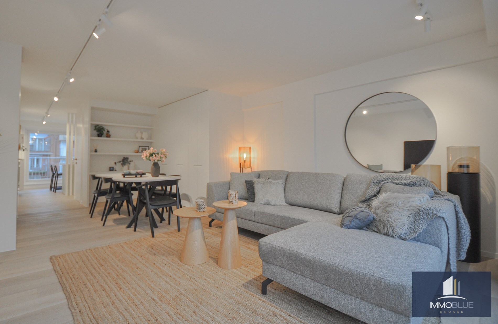 Appartement entièrement rénové avec deux grandes terrasses. 