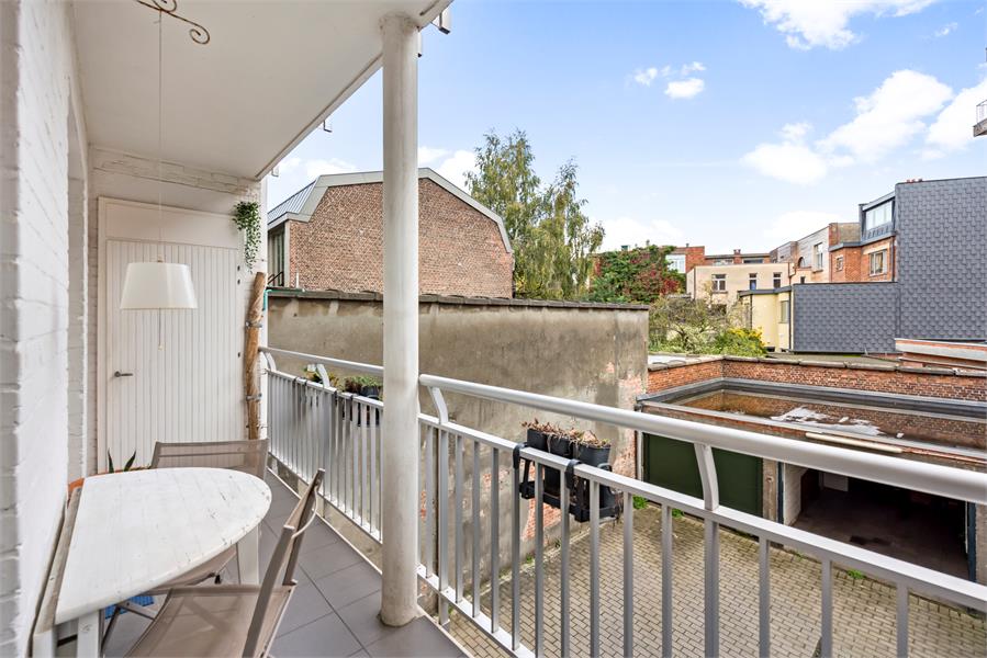 Eigentijds, volledig gerenoveerd appartement nabij Sint-Pietersstation 