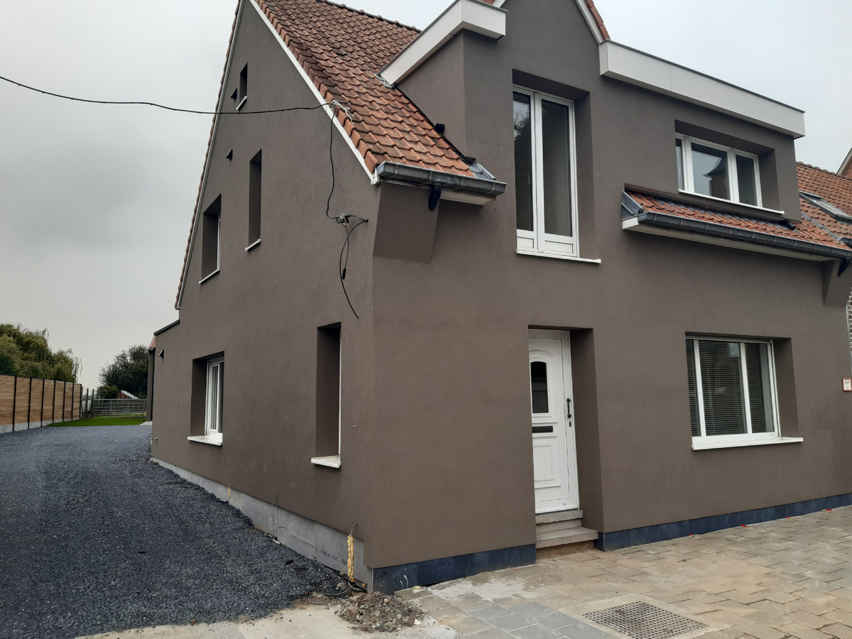 Gerenoveerde woning met weide en loods. 