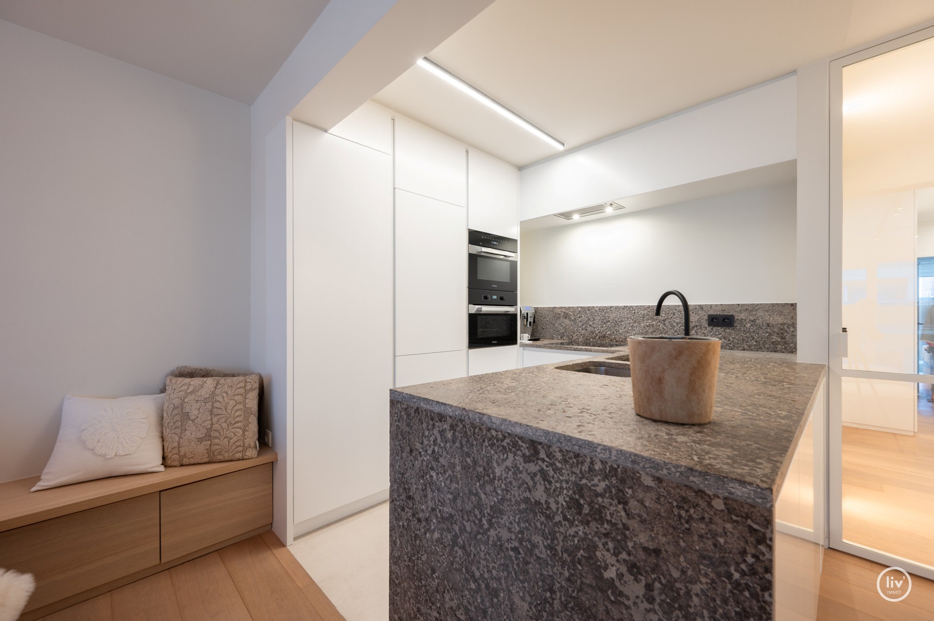 Prachtig ruim 2 slaapkamerappartement met mooie gevelbreedte en groot zonneterras op een topligging vlakbij de Dumortierlaan te Knokke. Garage mogelijk in het gebouw. 