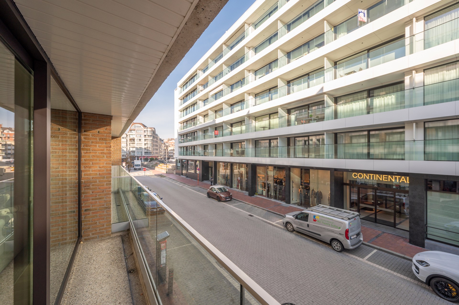 Exclusief gerenoveerd appartement met 3 slaapkamers te koop vlak bij het Albertstrand en het Lichtorenplein. 