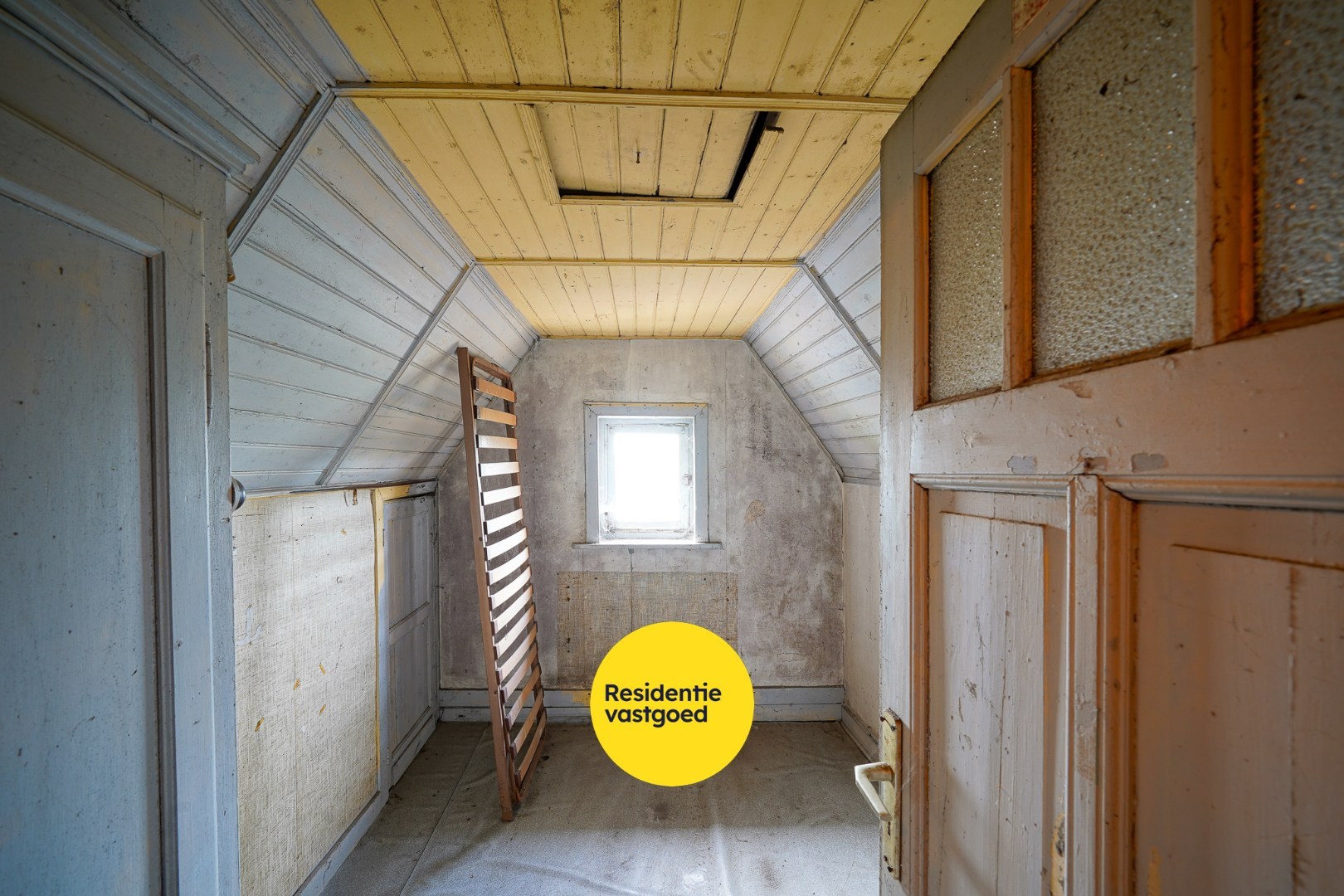 Te renoveren woning met dubbele garage in Bredene – ideaal renovatieproject 