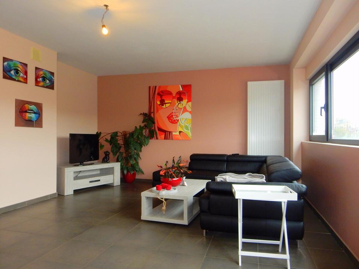 Vernieuwd appartement met 2 slpk 