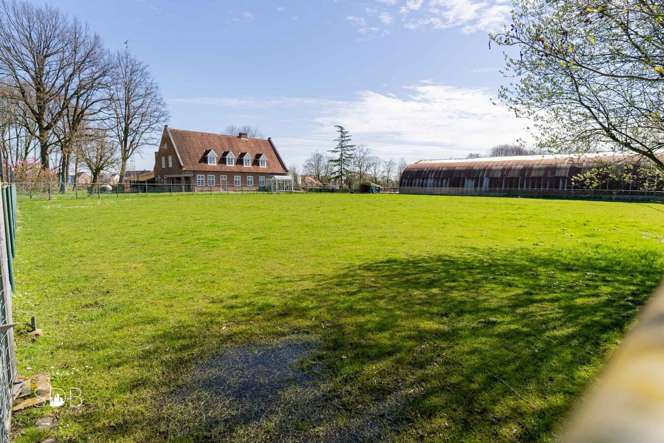 Stijlvolle villa met diverse bijgebouwen en graslanden op circa 3ha 