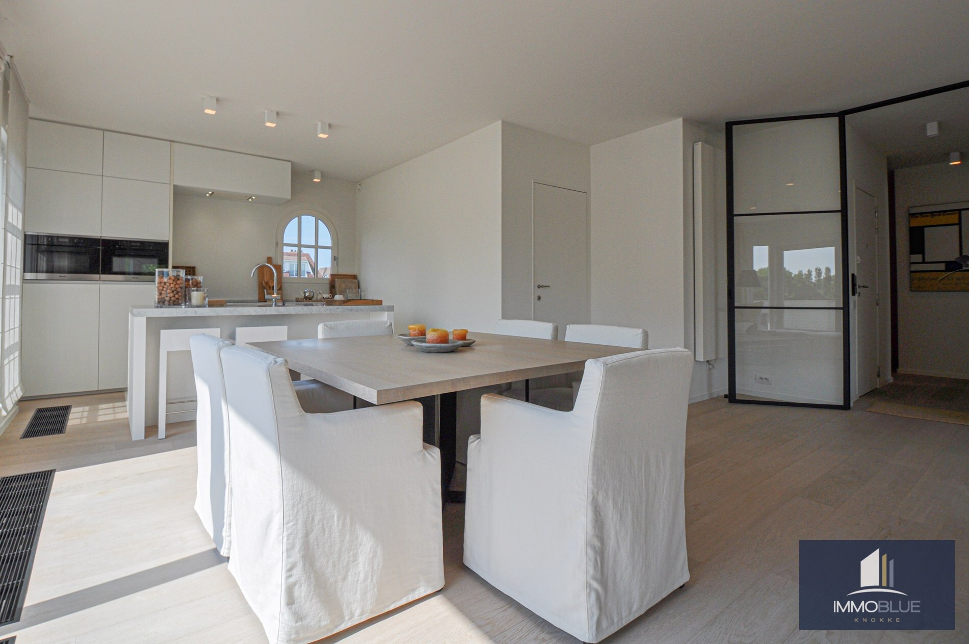 "Sublime appartement d'angle avec de spacieuses terrasses situé dans le prestigieux domaine Tennis Garden." 