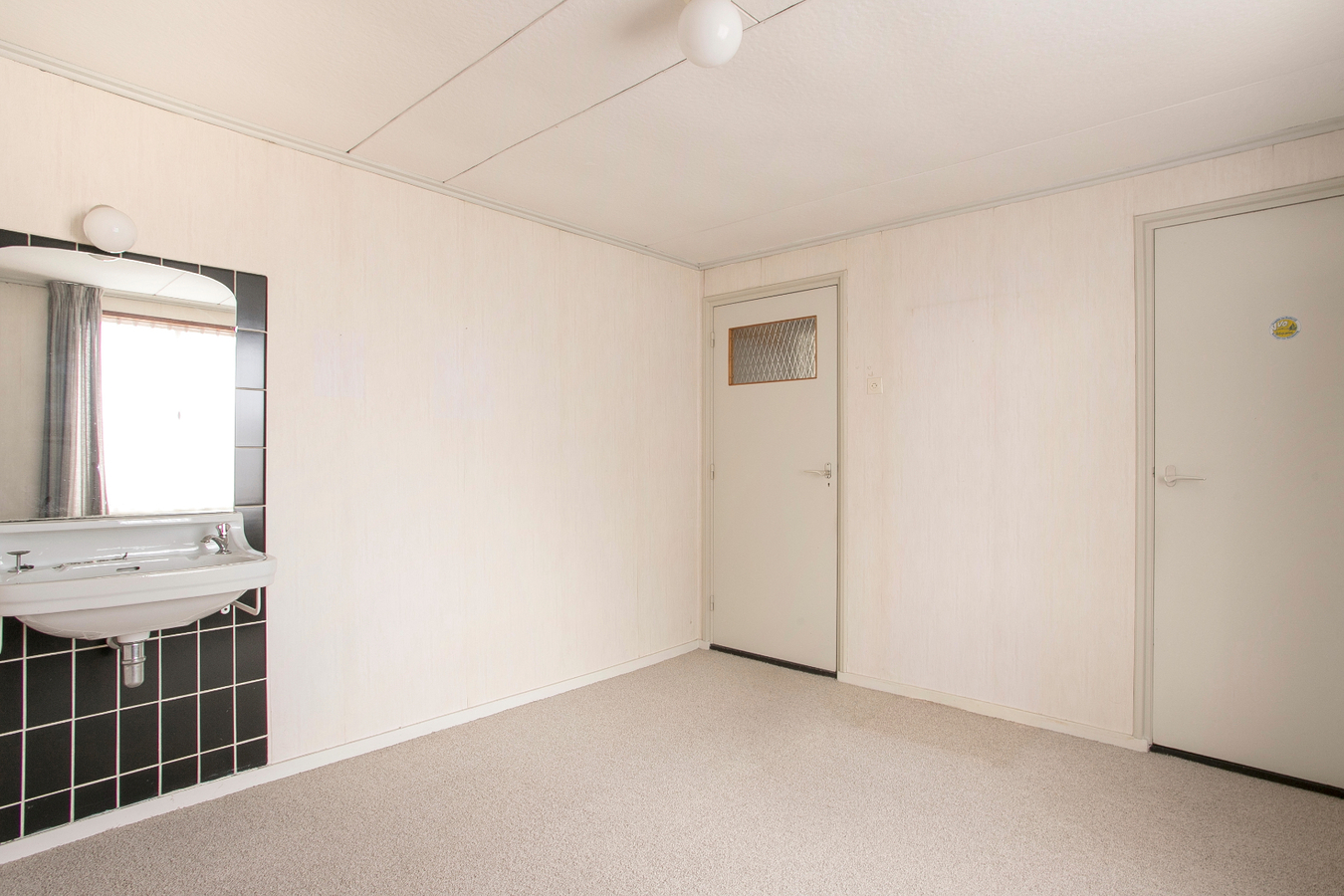 Vrijstaande eengezinswoning met garage en carport. 