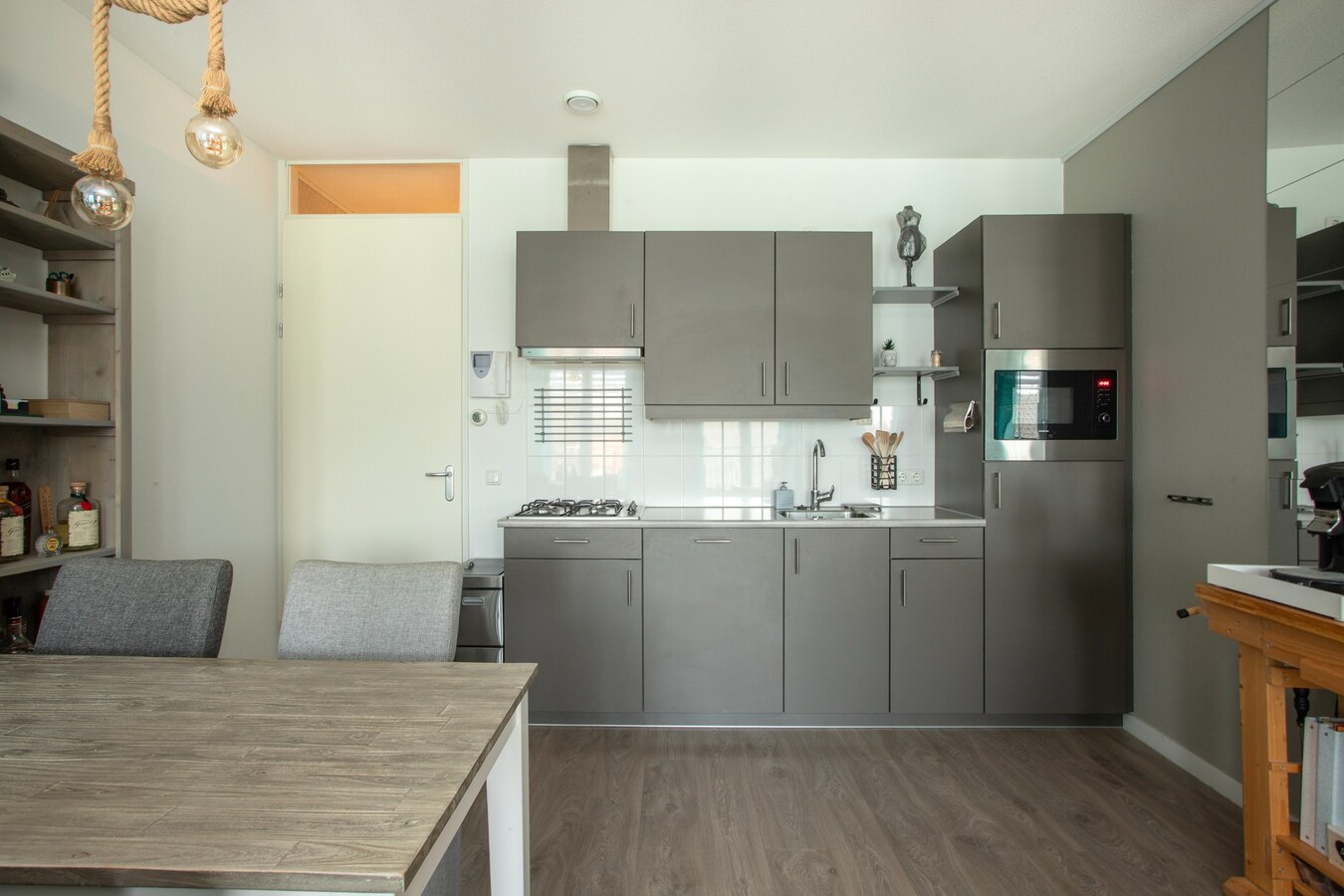 Zeer fraai 3-kamerappartement op de tweede verdieping van appartementencomplex ‘De Smis’. 