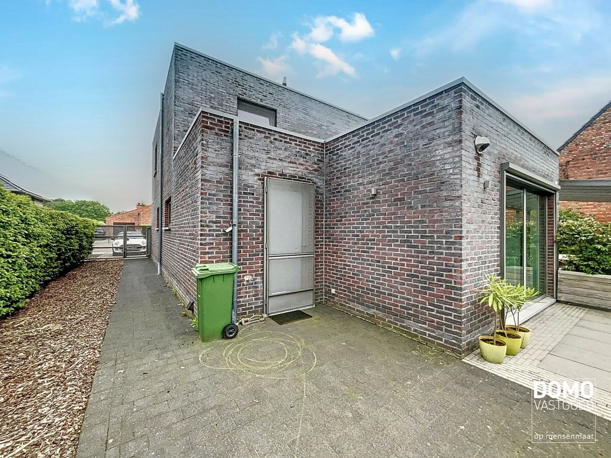 MODERNE OPEN BEBOUWING MET TUIN, INPANDIGE GARAGE EN 2 SLAAPKAMERS TE STOKROOIE 
