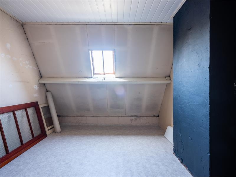 Buitenkans: grote, solide, te renoveren woning in centrum Bassevelde 