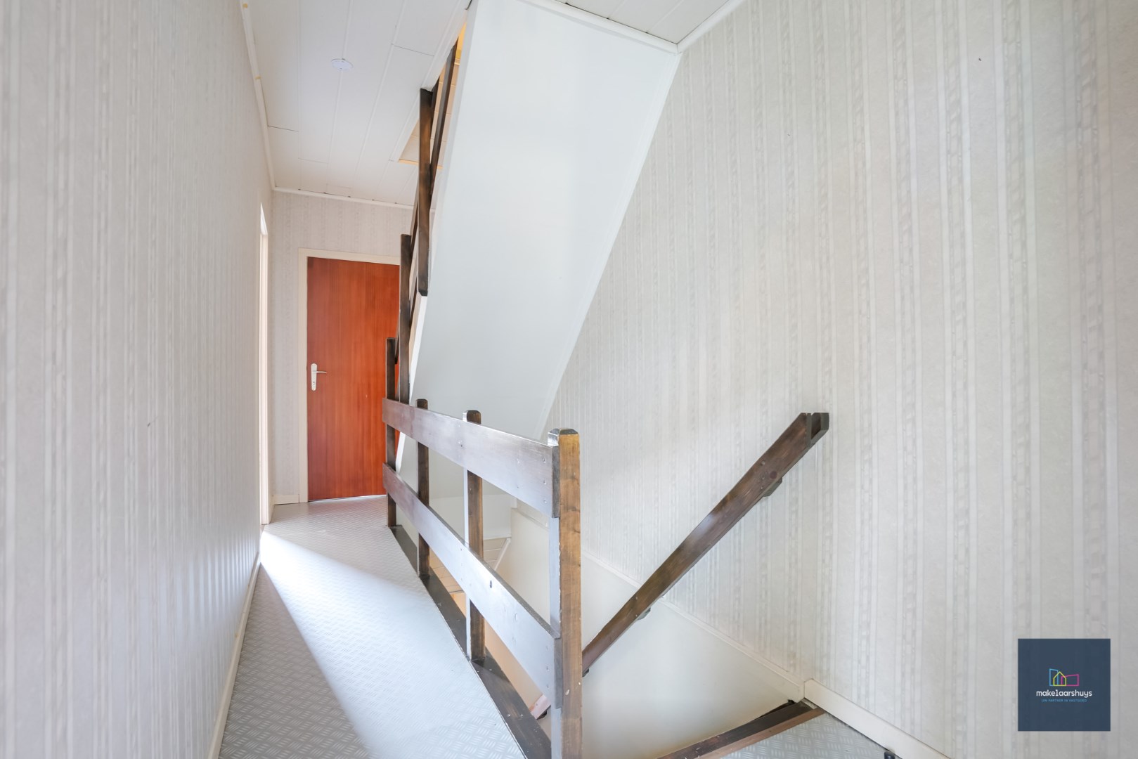 VERKOCHT !!! Te renoveren woning met aangename buitenruimte 