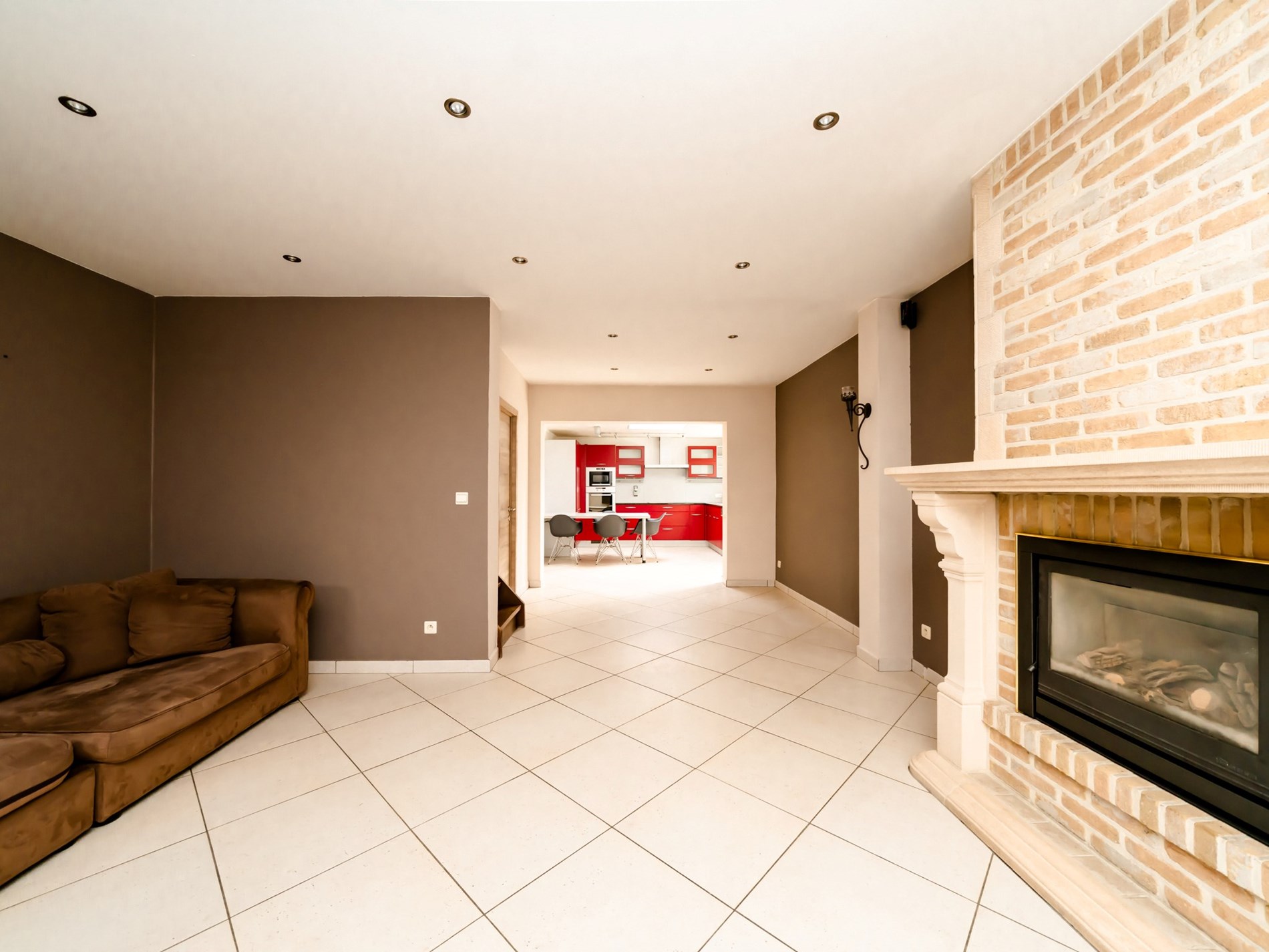 Gerenoveerde 3-gevelwoning met 3 kamers, garage en tuin 