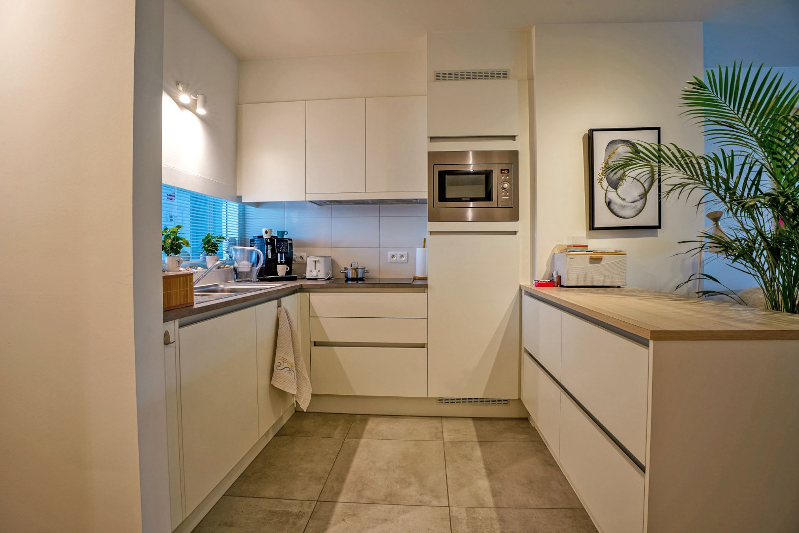 Prachtig 1-slaapkamerappartement met ruim terras (serviceflat) in Residentie Beukenhof, uniek wonen in de dorpskern van Oostduinkerke. 