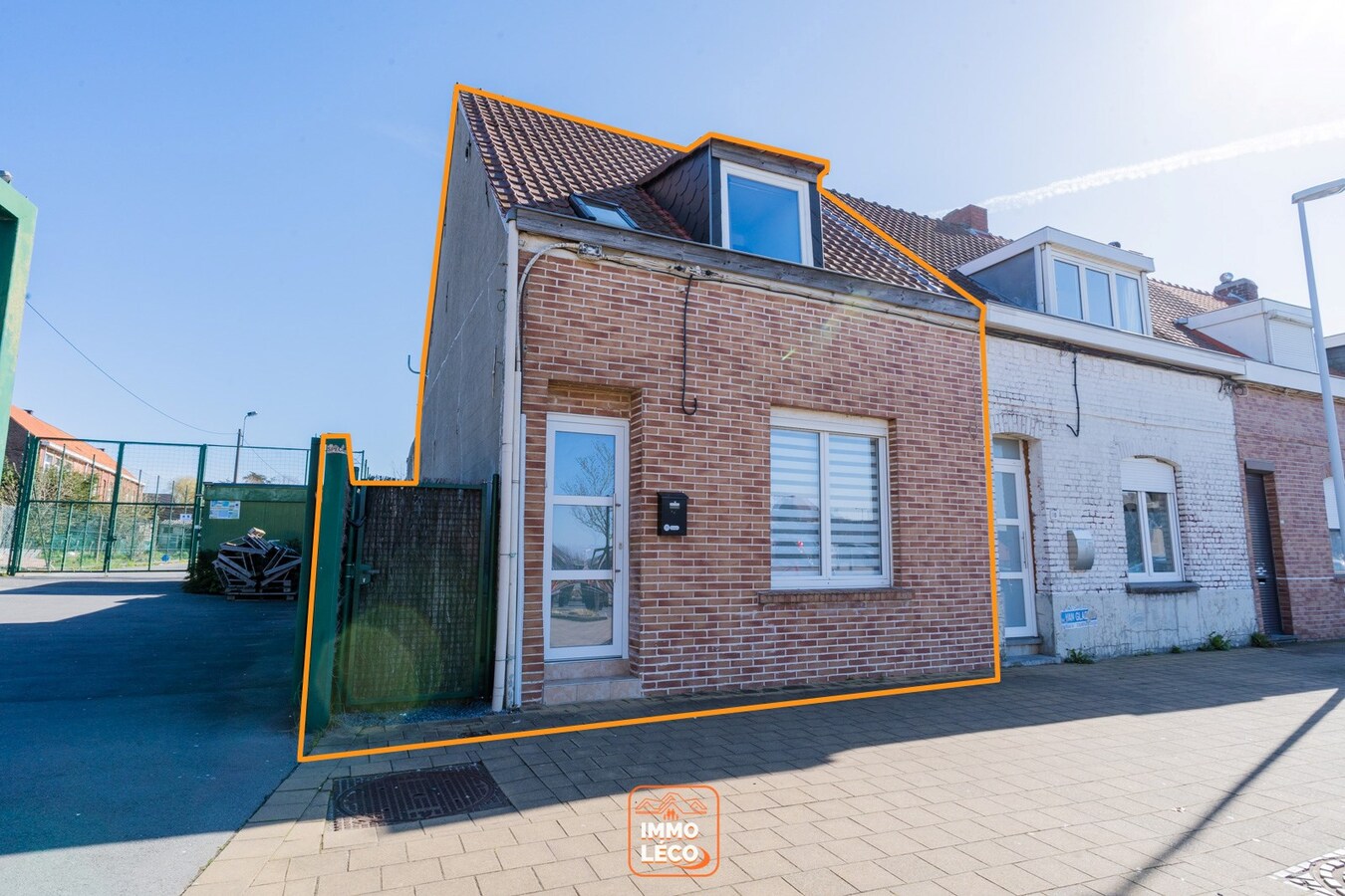 Superbe maison rénovée  3 façades avec passage latéral, 3 chambres, 2 salles de bains, jardin, COUP DE CŒUR !! 